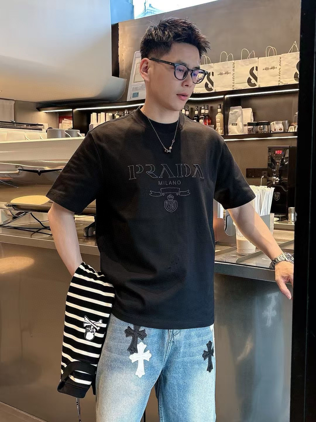 普拉达短袖系列季度：2025春夏颜色：黑色 白色 铁灰色 杏色尺码: m-3XL版型：微阔版型克重：23