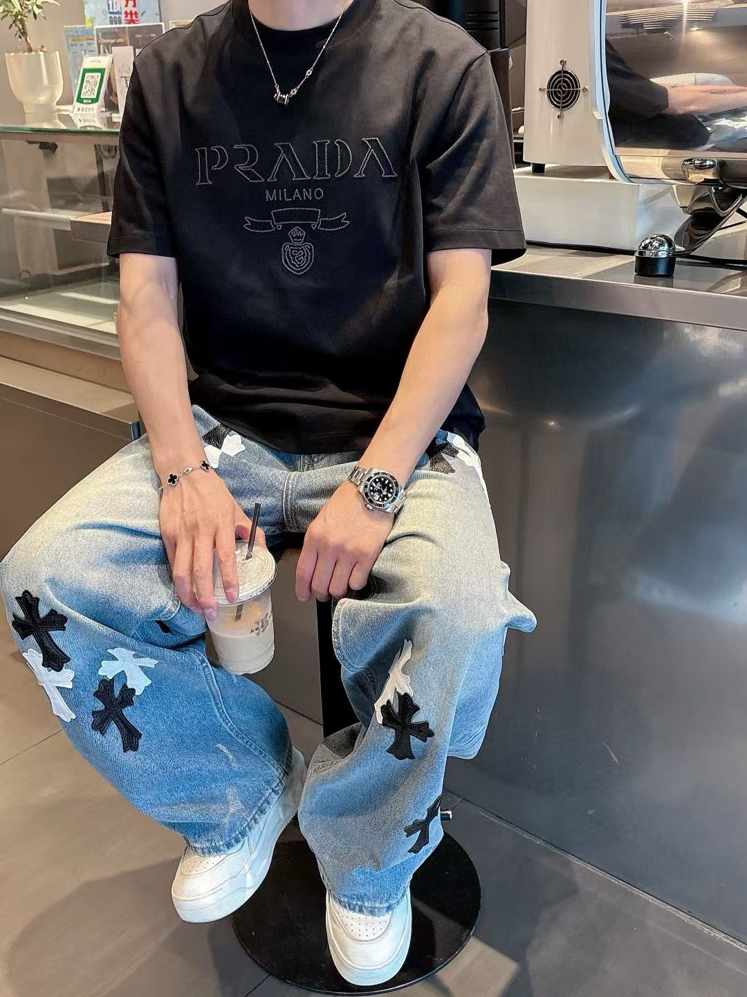 普拉达短袖系列季度：2025春夏颜色：黑色 白色 铁灰色 杏色尺码: m-3XL版型：微阔版型克重：23