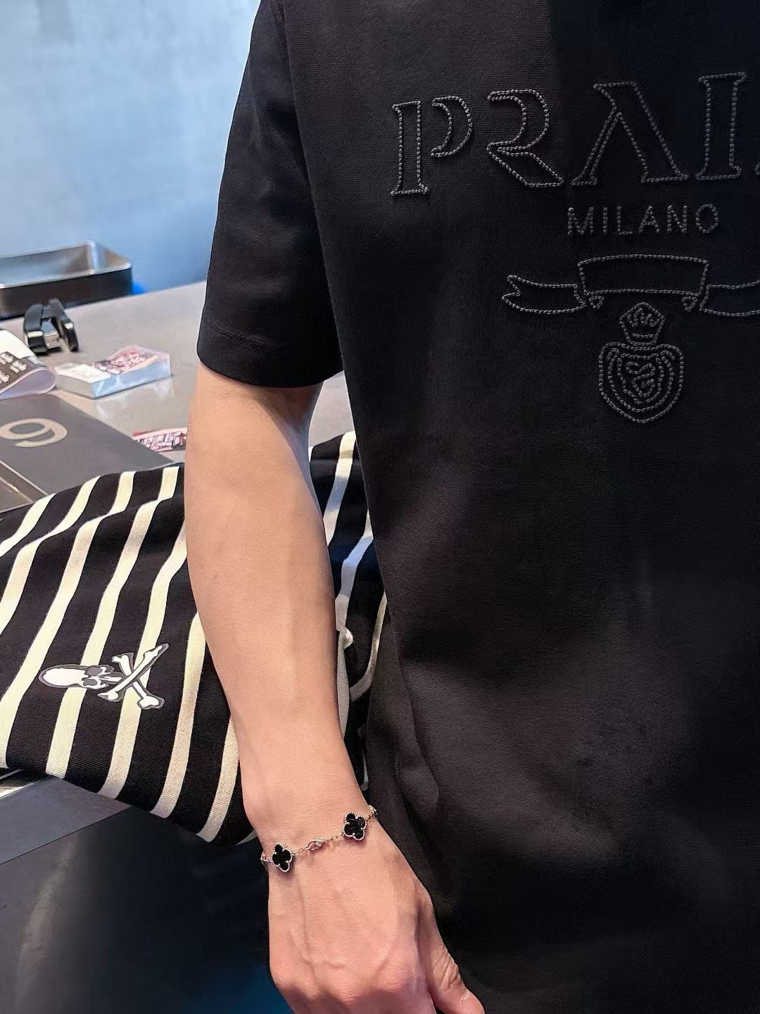 普拉达短袖系列季度：2025春夏颜色：黑色 白色 铁灰色 杏色尺码: m-3XL版型：微阔版型克重：23