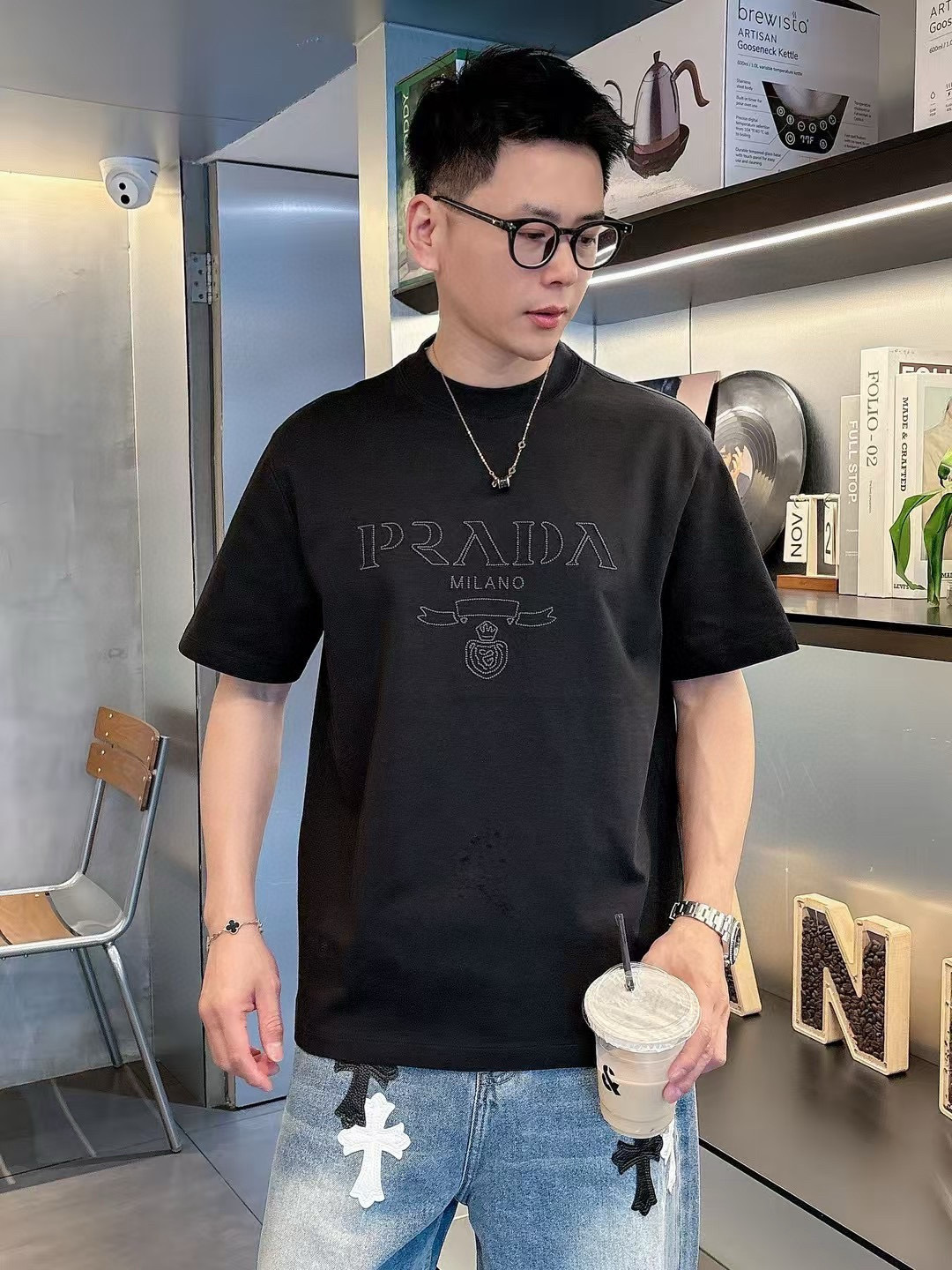 普拉达短袖系列季度：2025春夏颜色：黑色 白色 铁灰色 杏色尺码: m-3XL版型：微阔版型克重：23