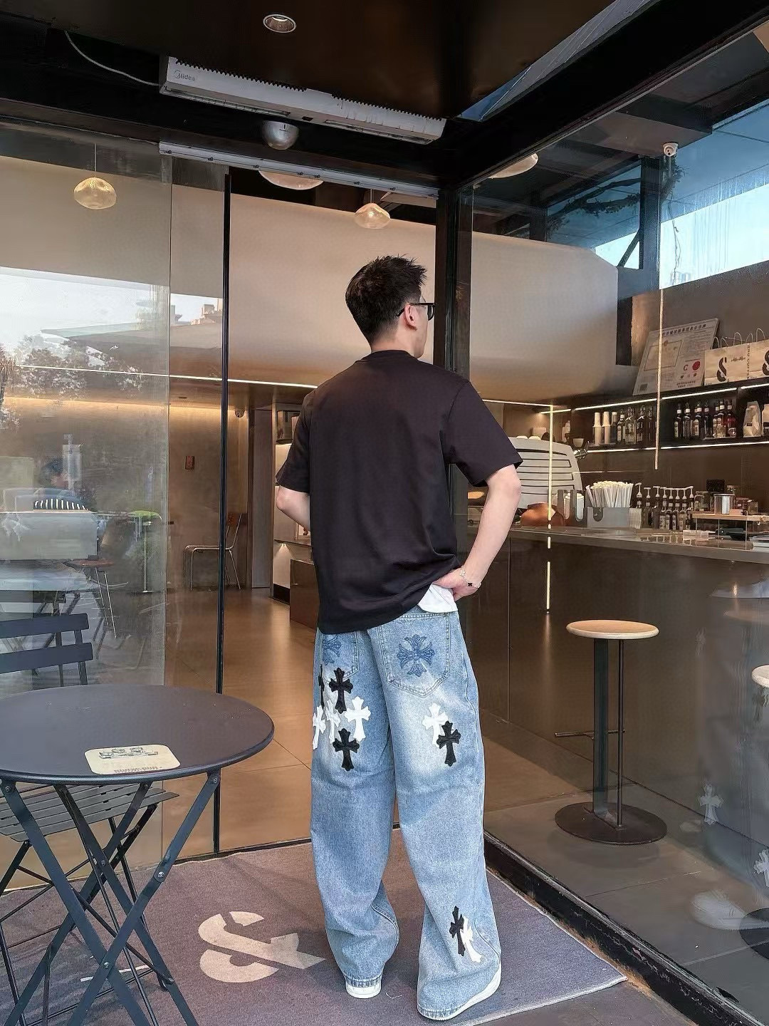 普拉达短袖系列季度：2025春夏颜色：黑色 白色 铁灰色 杏色尺码: m-3XL版型：微阔版型克重：23