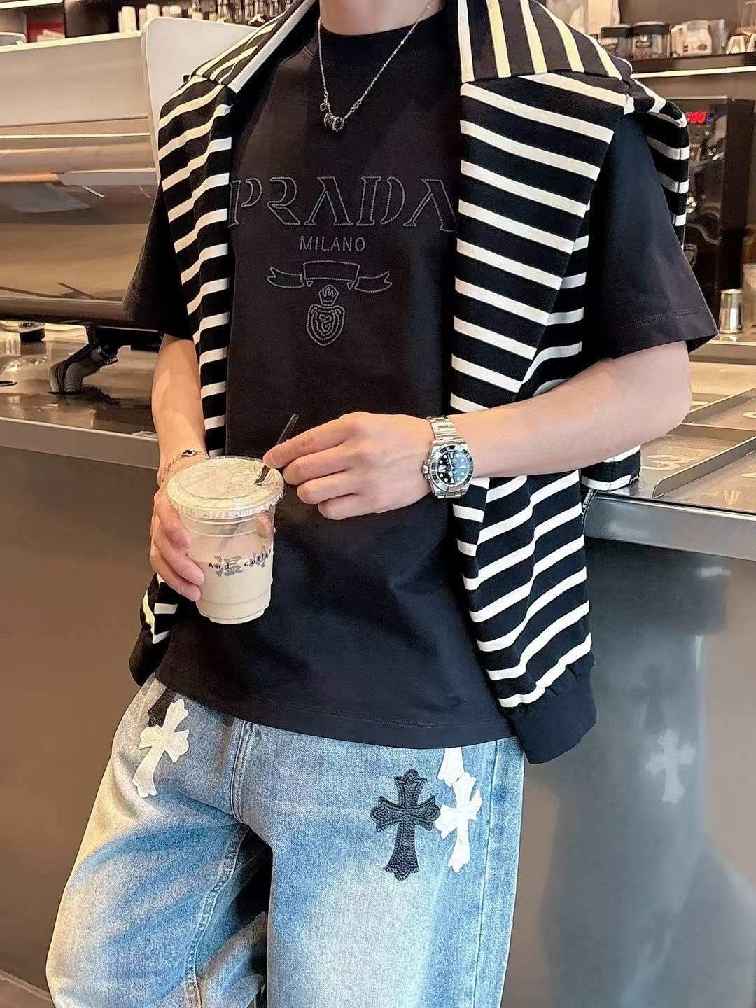 普拉达短袖系列季度：2025春夏颜色：黑色 白色 铁灰色 杏色尺码: m-3XL版型：微阔版型克重：23