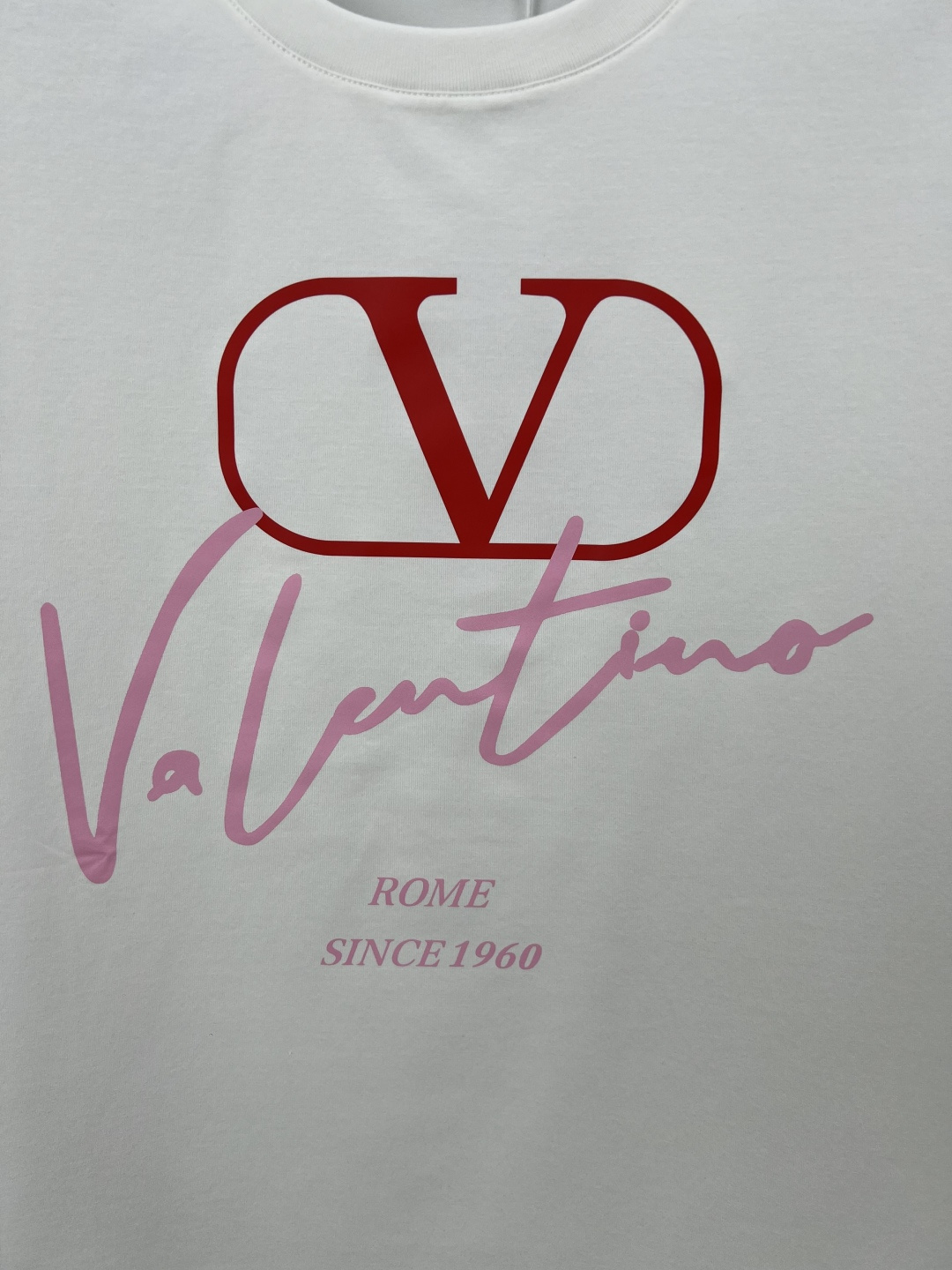 Valention.华伦天奴 春夏新品V LOGO手写印花标识短袖T恤，采用定制80支双股丝光棉面料；黑