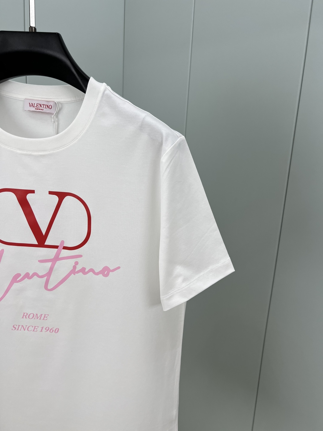 Valention.华伦天奴 春夏新品V LOGO手写印花标识短袖T恤，采用定制80支双股丝光棉面料；黑