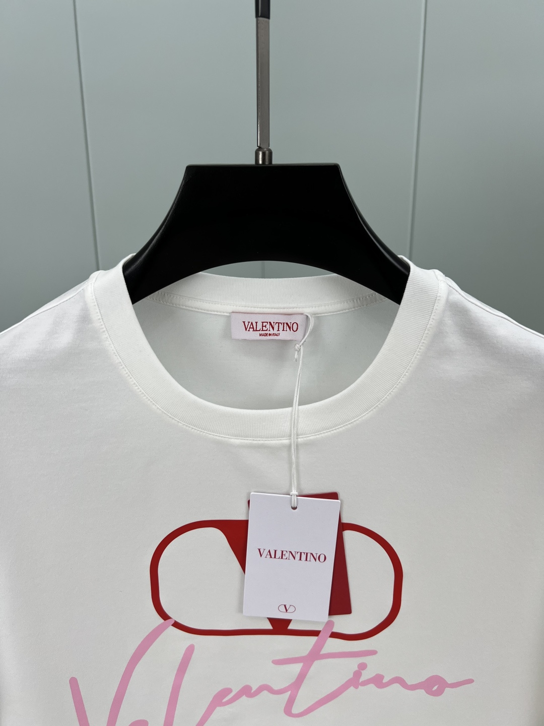 Valention.华伦天奴 春夏新品V LOGO手写印花标识短袖T恤，采用定制80支双股丝光棉面料；黑
