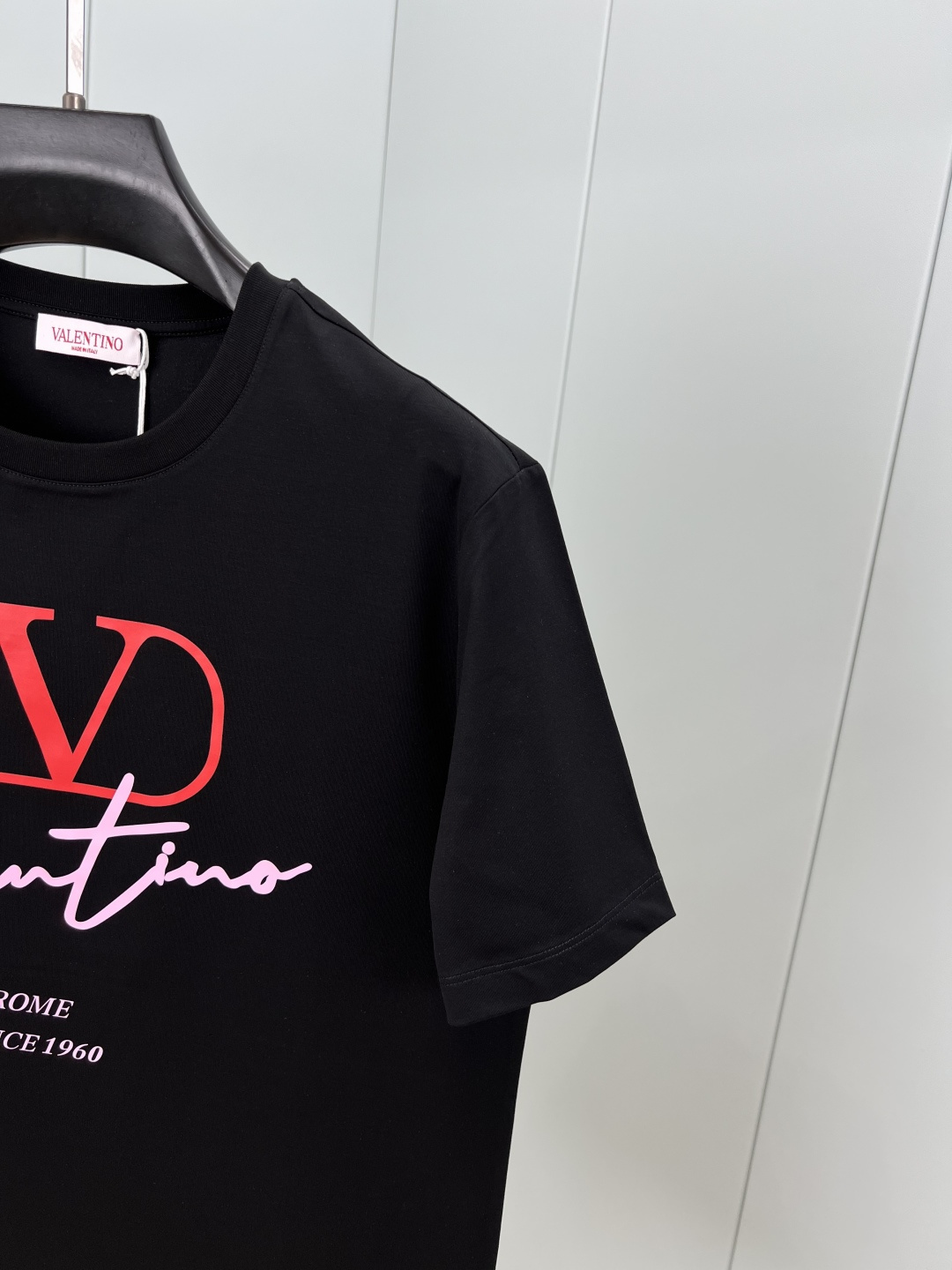 Valention.华伦天奴 春夏新品V LOGO手写印花标识短袖T恤，采用定制80支双股丝光棉面料；黑