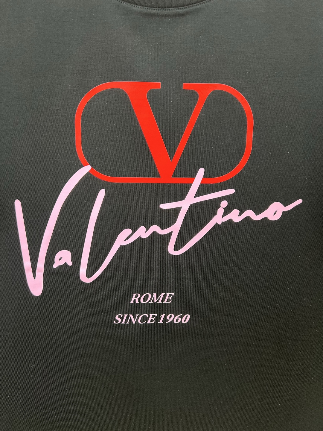 Valention.华伦天奴 春夏新品V LOGO手写印花标识短袖T恤，采用定制80支双股丝光棉面料；黑