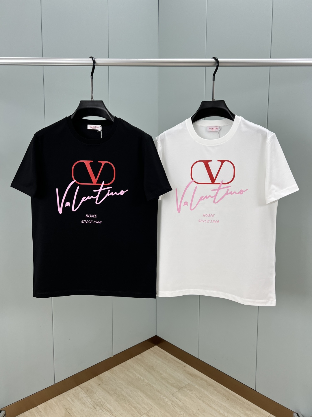 Valention.华伦天奴 春夏新品V LOGO手写印花标识短袖T恤，采用定制80支双股丝光棉面料；黑