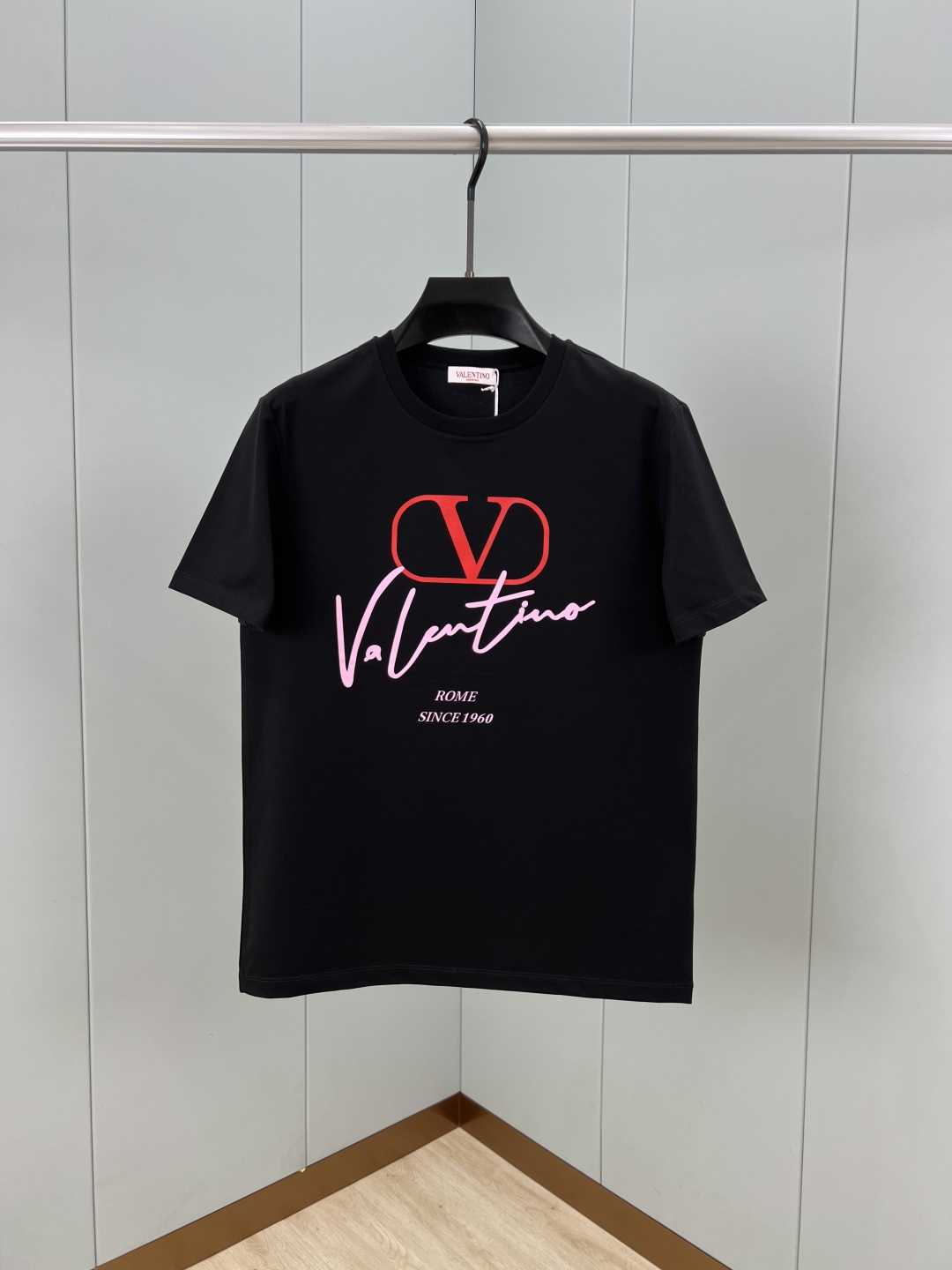 Valention.华伦天奴 春夏新品V LOGO手写印花标识短袖T恤，采用定制80支双股丝光棉面料；黑