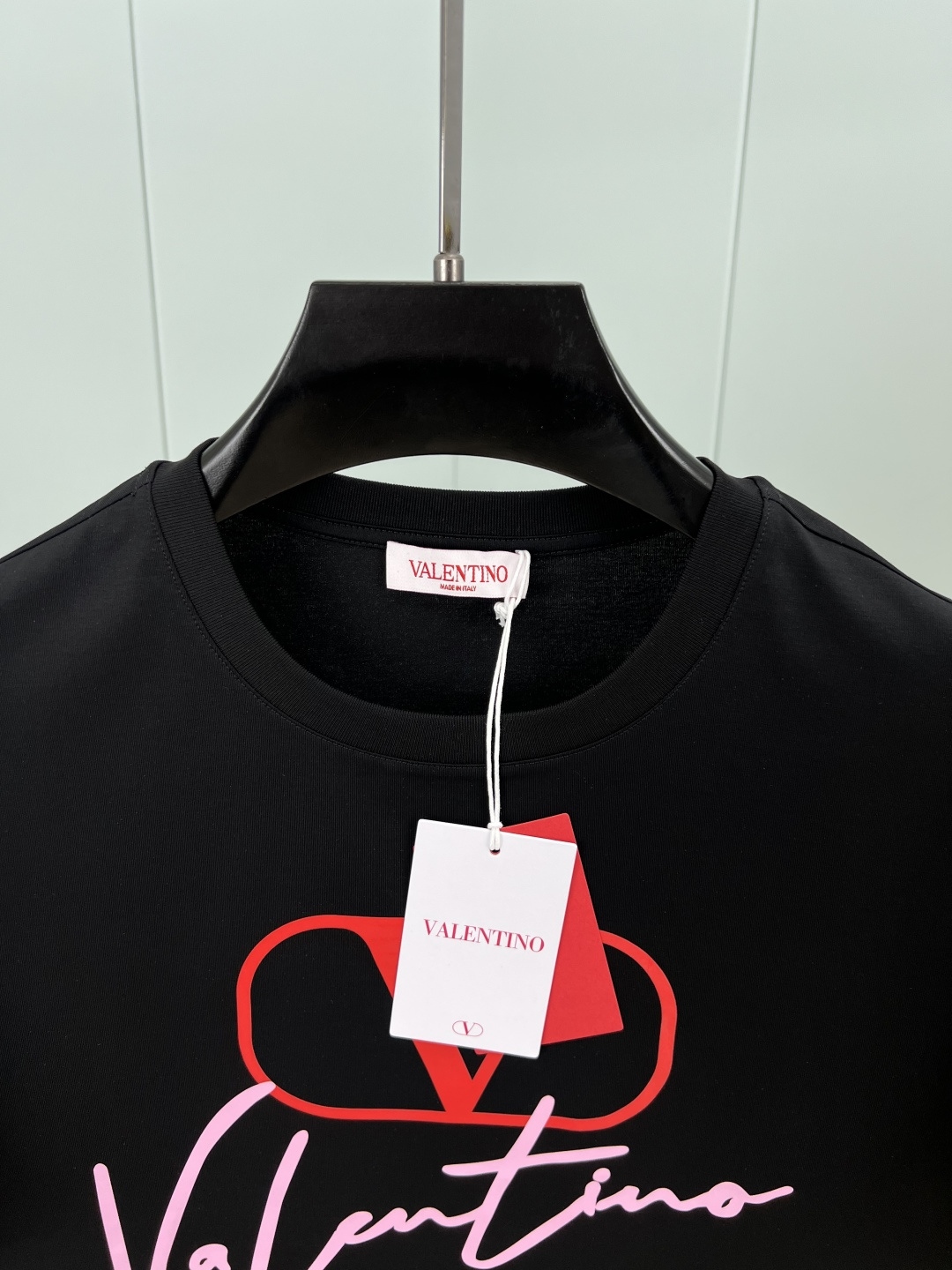 Valention.华伦天奴 春夏新品V LOGO手写印花标识短袖T恤，采用定制80支双股丝光棉面料；黑