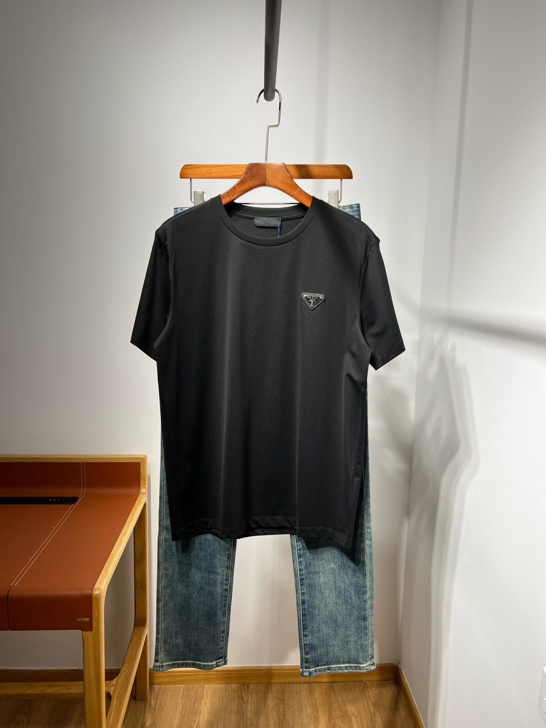 【新品】原单渠道 匠心之作！2025ss Pra丝光棉圆领短袖金色铁标装饰T恤，极简商务休闲风格来自PD