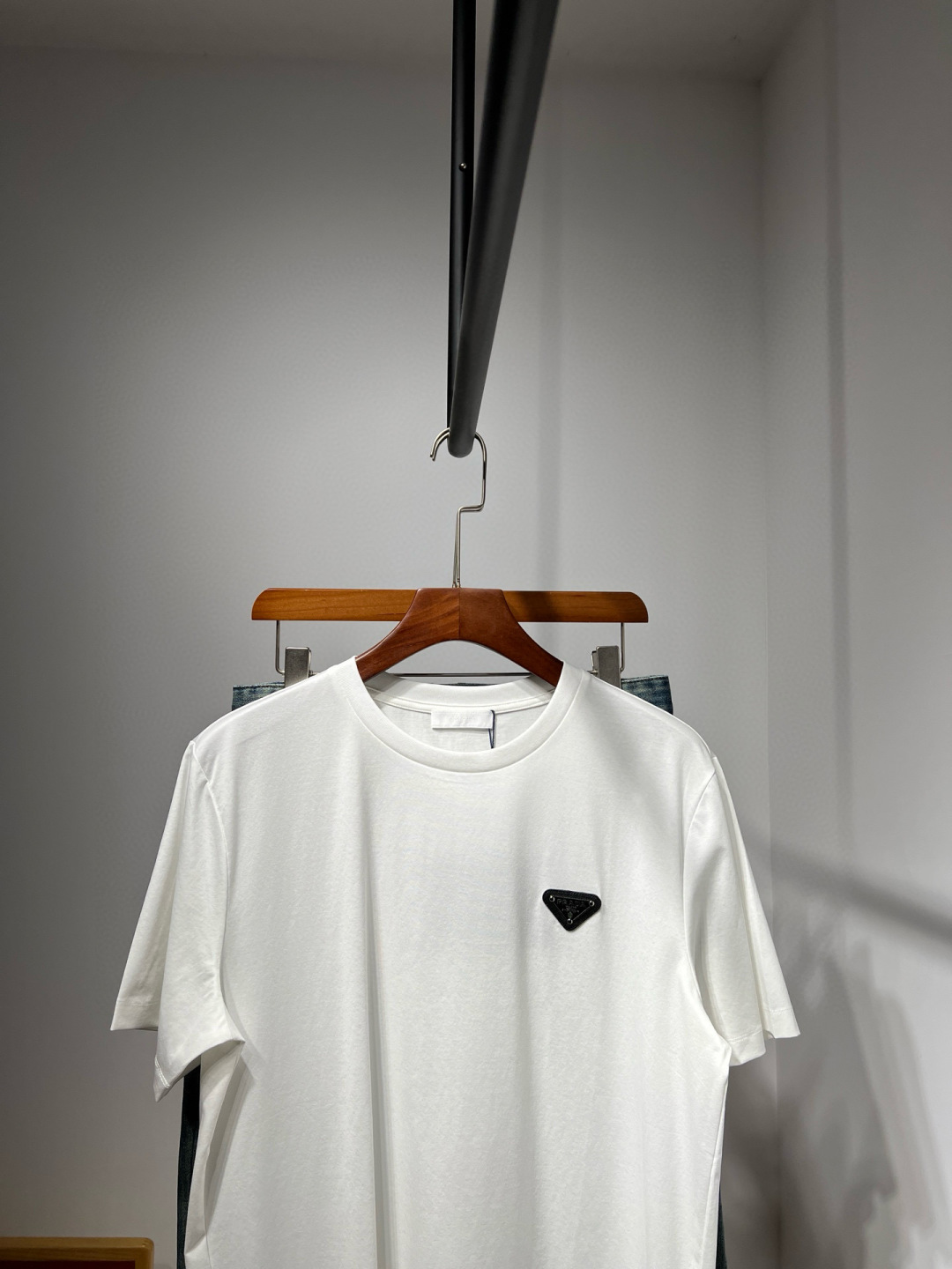 【新品】原单渠道 匠心之作！2025ss Pra丝光棉圆领短袖金色铁标装饰T恤，极简商务休闲风格来自PD