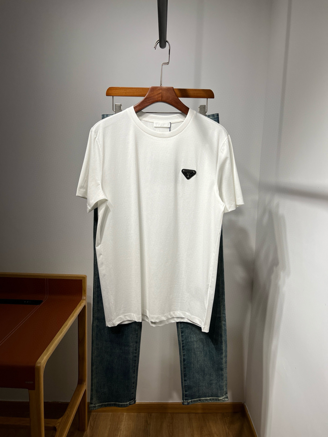 【新品】原单渠道 匠心之作！2025ss Pra丝光棉圆领短袖金色铁标装饰T恤，极简商务休闲风格来自PD