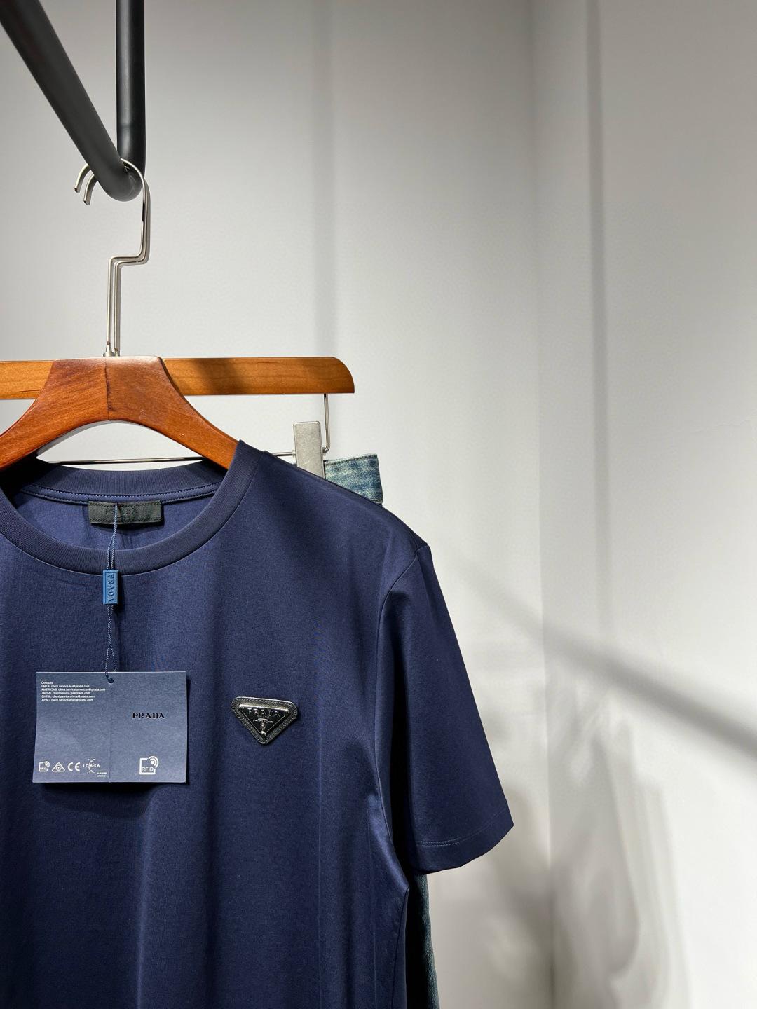 【新品】原单渠道 匠心之作！2025ss Pra丝光棉圆领短袖金色铁标装饰T恤，极简商务休闲风格来自PD
