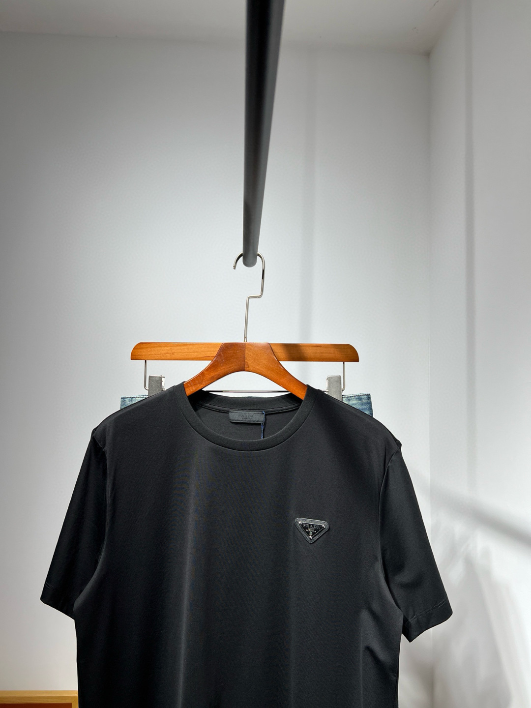 【新品】原单渠道 匠心之作！2025ss Pra丝光棉圆领短袖金色铁标装饰T恤，极简商务休闲风格来自PD