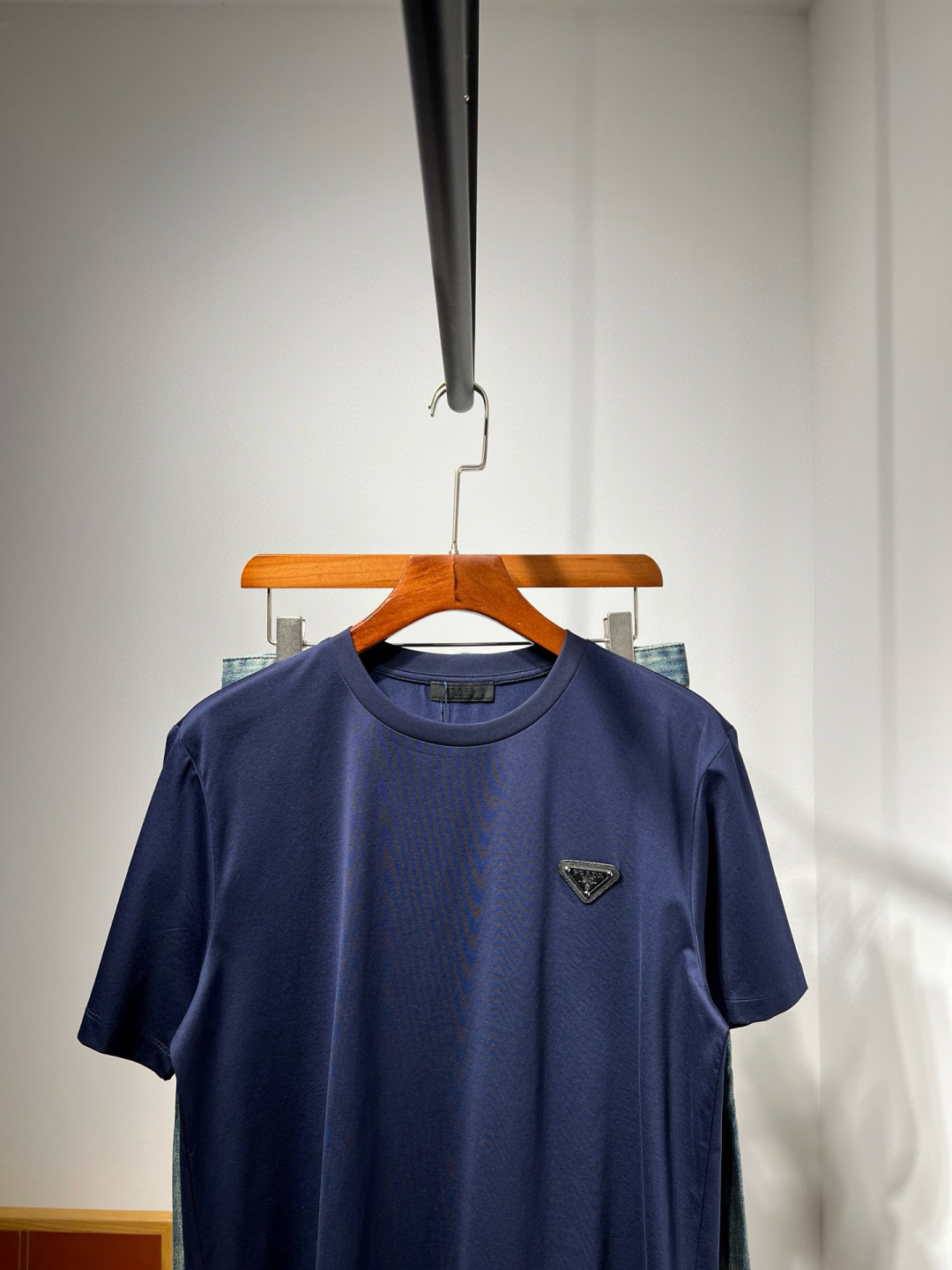 【新品】原单渠道 匠心之作！2025ss Pra丝光棉圆领短袖金色铁标装饰T恤，极简商务休闲风格来自PD