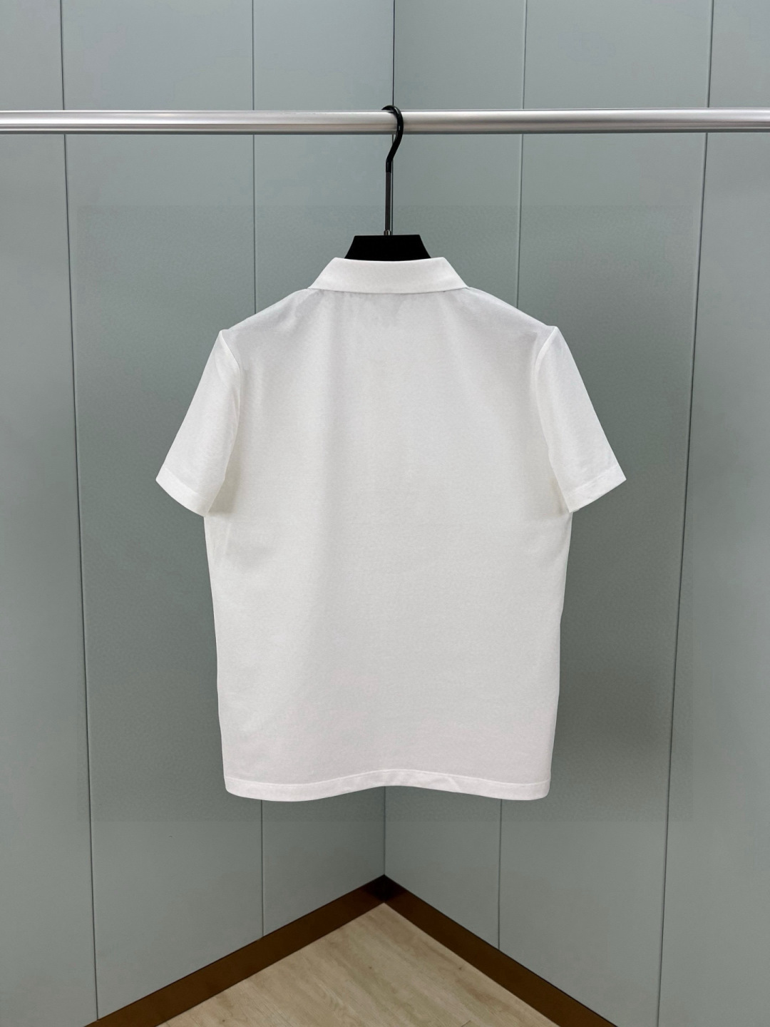 Prada.普拉达 春夏经典立体字母印花标识Polo衫，正面胸前缀饰品牌立体字母标识为增添经典元素，定制