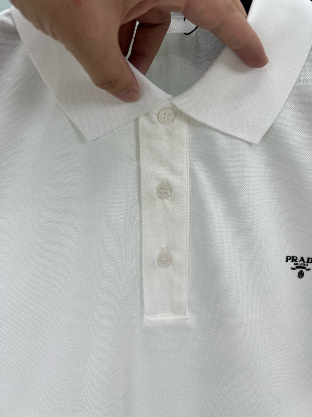 Prada.普拉达 春夏经典立体字母印花标识Polo衫，正面胸前缀饰品牌立体字母标识为增添经典元素，定制