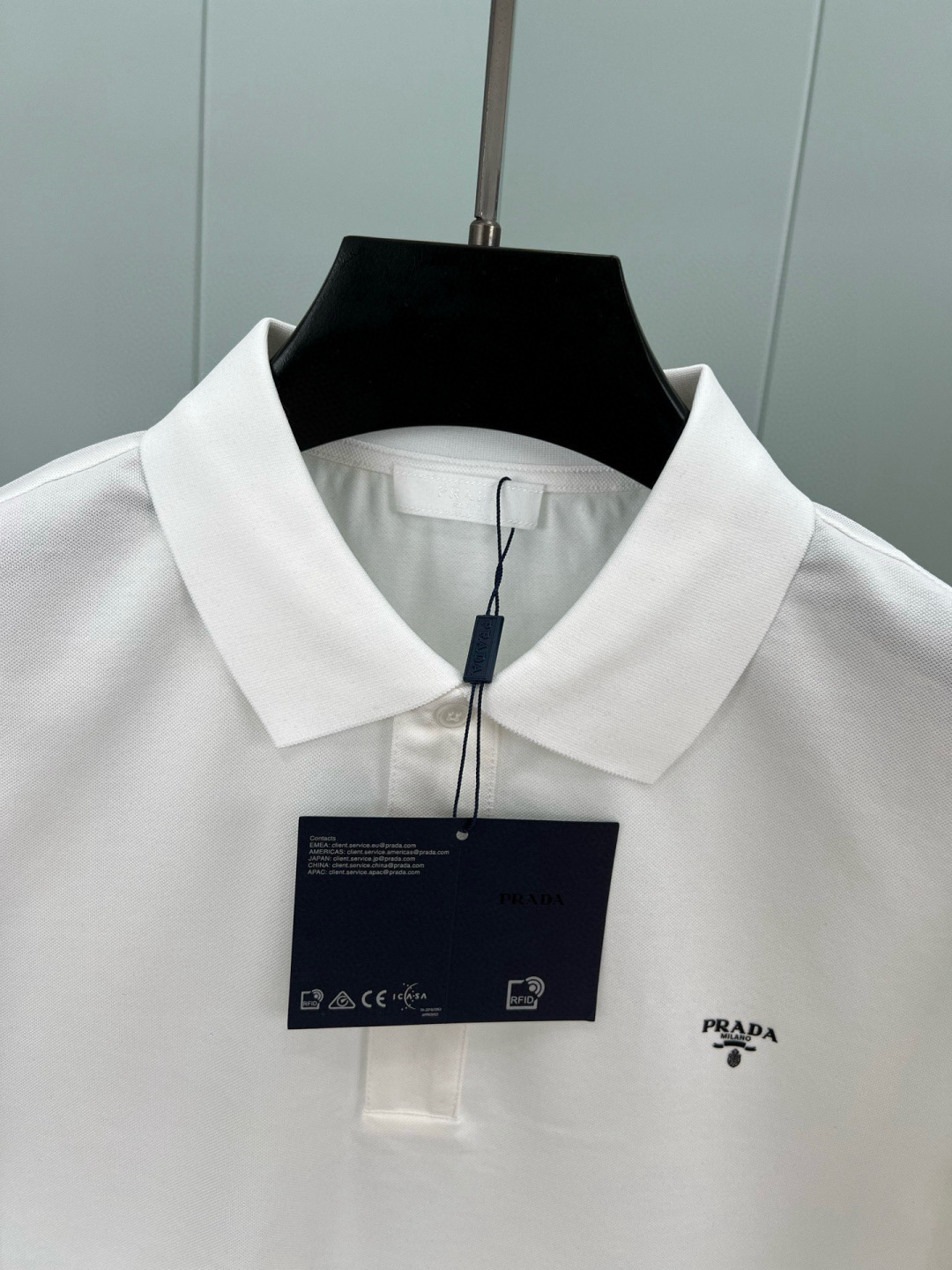 Prada.普拉达 春夏经典立体字母印花标识Polo衫，正面胸前缀饰品牌立体字母标识为增添经典元素，定制