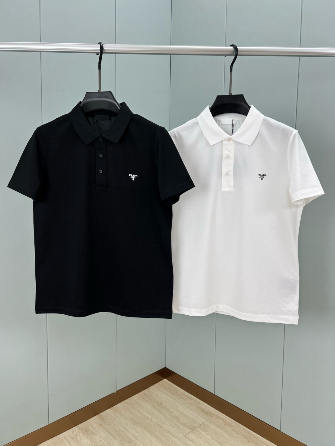 Prada.普拉达 春夏经典立体字母印花标识Polo衫，正面胸前缀饰品牌立体字母标识为增添经典元素，定制