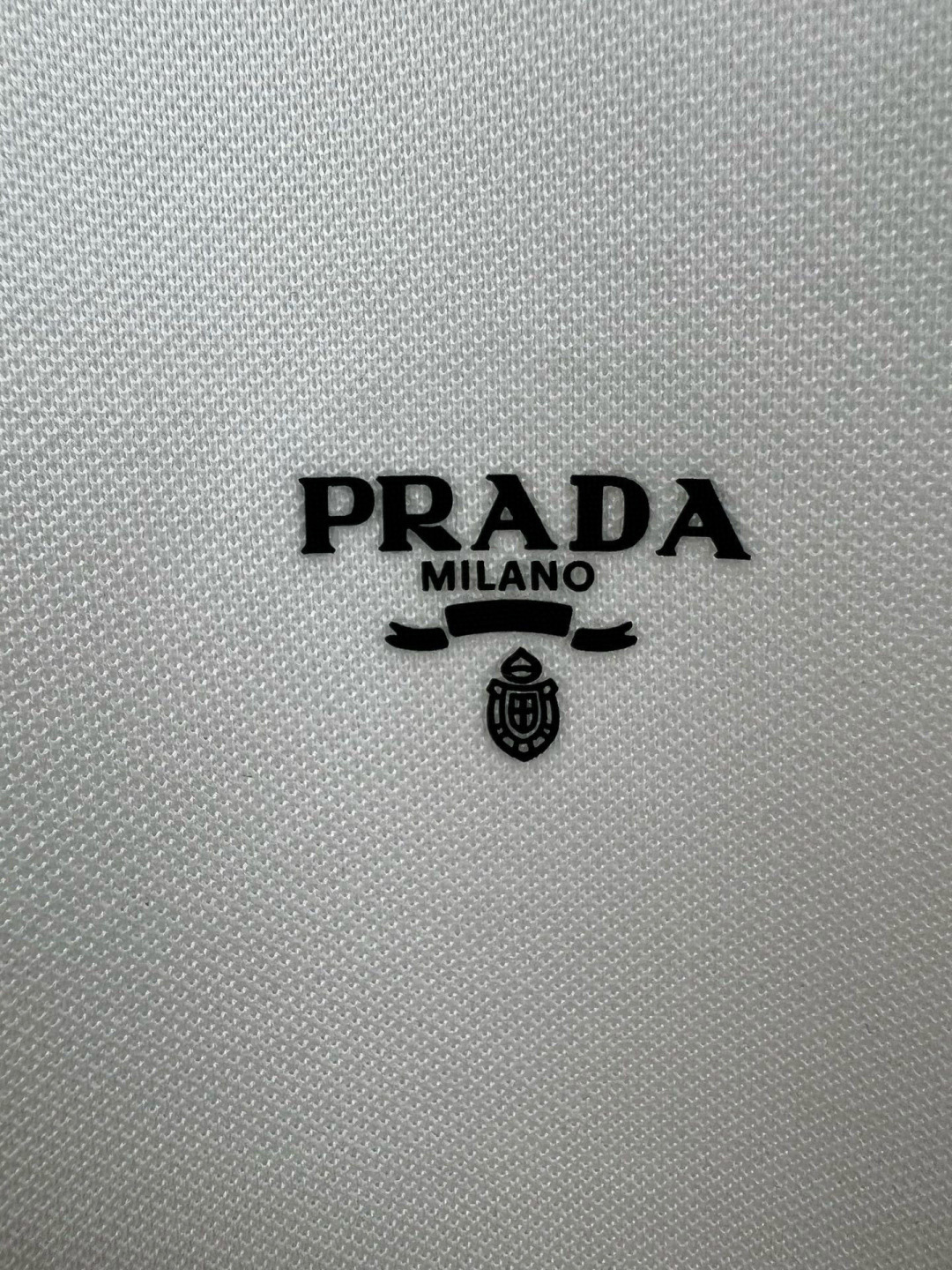 Prada.普拉达 春夏经典立体字母印花标识Polo衫，正面胸前缀饰品牌立体字母标识为增添经典元素，定制