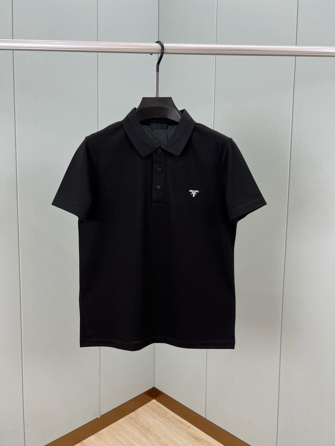 Prada.普拉达 春夏经典立体字母印花标识Polo衫，正面胸前缀饰品牌立体字母标识为增添经典元素，定制