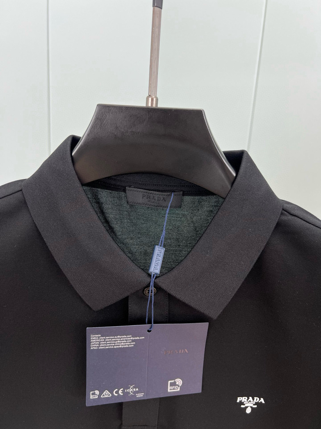 Prada.普拉达 春夏经典立体字母印花标识Polo衫，正面胸前缀饰品牌立体字母标识为增添经典元素，定制