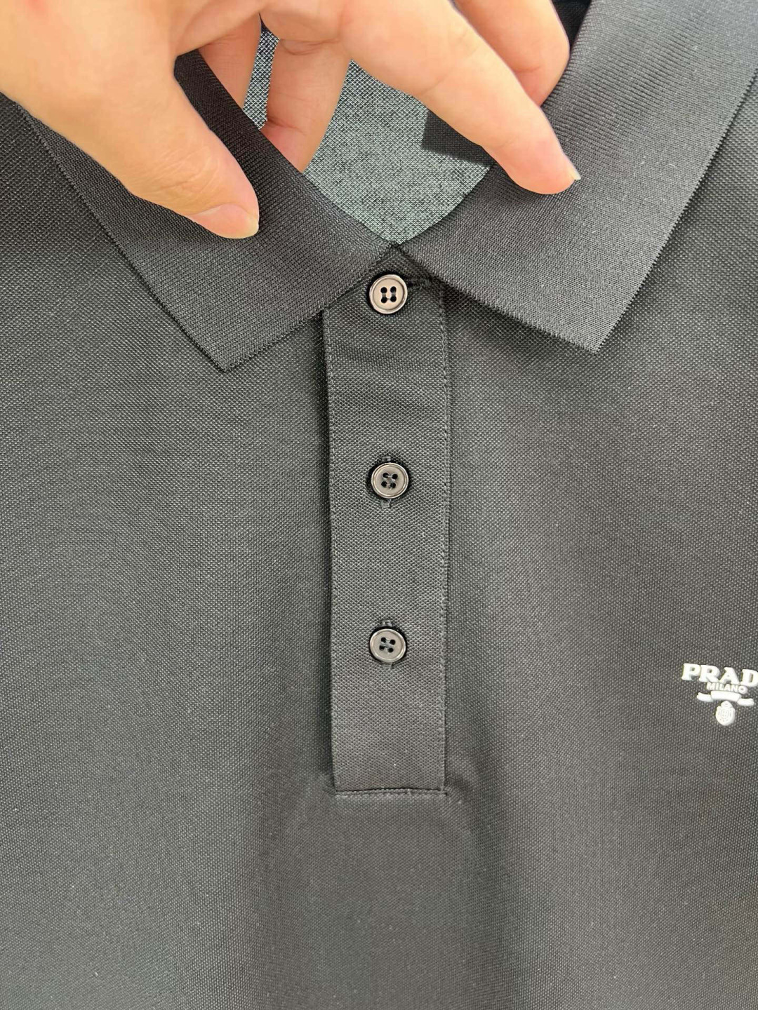 Prada.普拉达 春夏经典立体字母印花标识Polo衫，正面胸前缀饰品牌立体字母标识为增添经典元素，定制