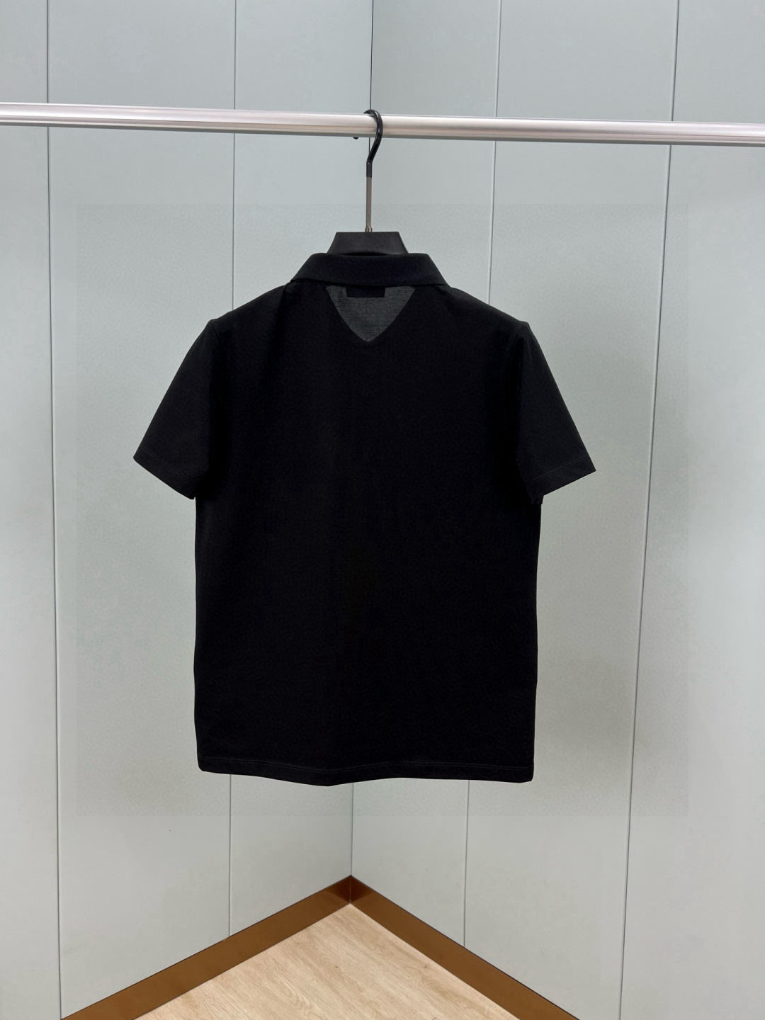 Prada.普拉达 春夏经典立体字母印花标识Polo衫，正面胸前缀饰品牌立体字母标识为增添经典元素，定制