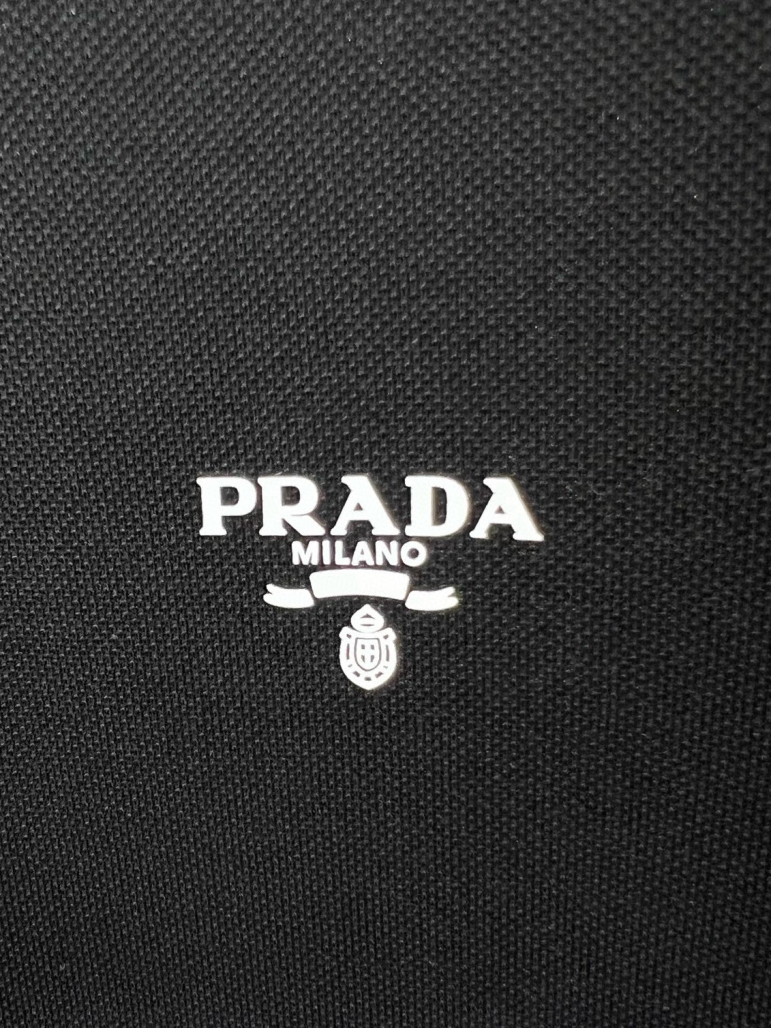 Prada.普拉达 春夏经典立体字母印花标识Polo衫，正面胸前缀饰品牌立体字母标识为增添经典元素，定制