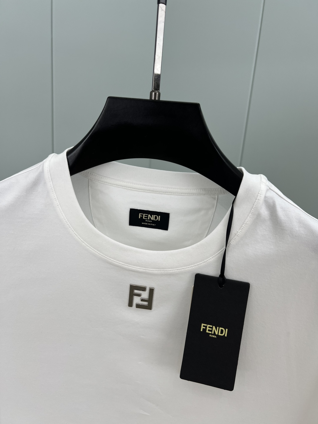 Fendi.芬迪 春夏新品正面领口饰有金属FF徽标圆领短袖T恤，正面颈下饰有金属FF图标，彰显品牌的独有