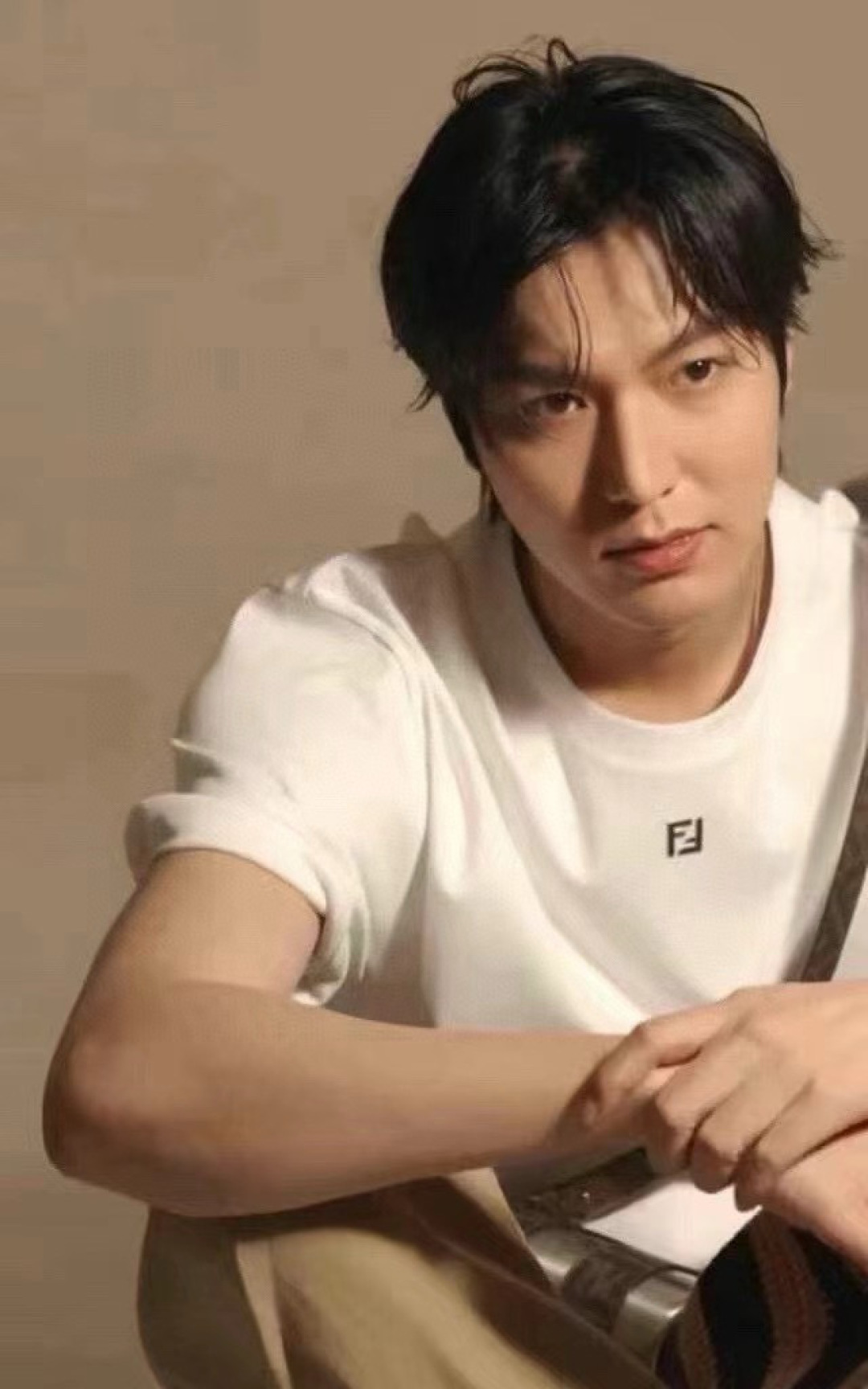 Fendi.芬迪 春夏新品正面领口饰有金属FF徽标圆领短袖T恤，正面颈下饰有金属FF图标，彰显品牌的独有