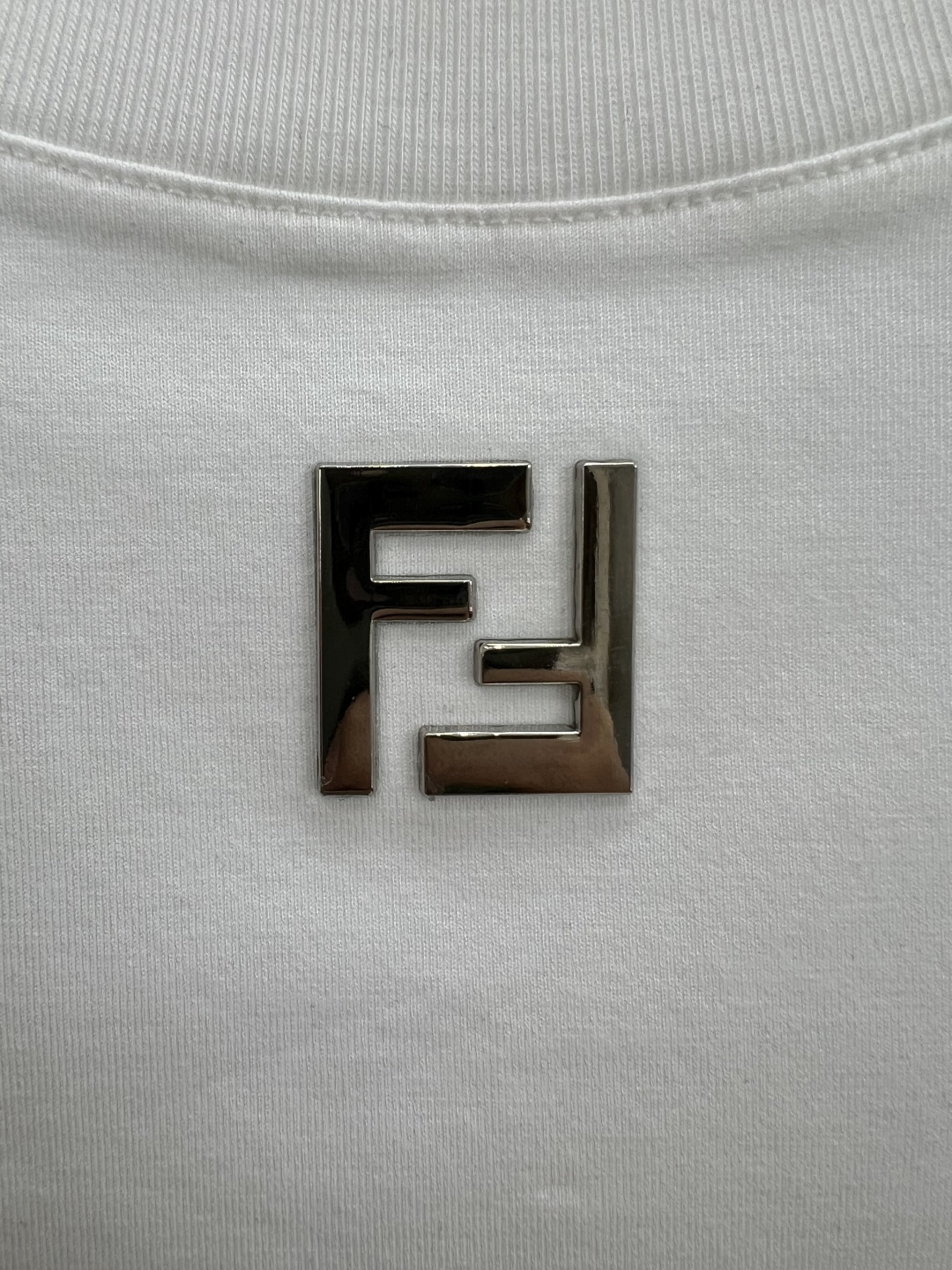 Fendi.芬迪 春夏新品正面领口饰有金属FF徽标圆领短袖T恤，正面颈下饰有金属FF图标，彰显品牌的独有