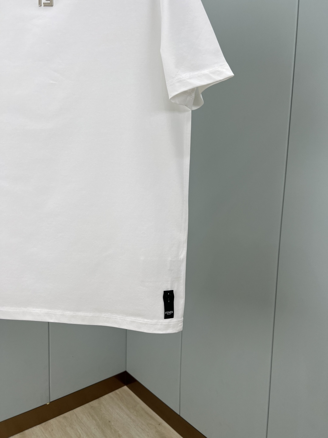 Fendi.芬迪 春夏新品正面领口饰有金属FF徽标圆领短袖T恤，正面颈下饰有金属FF图标，彰显品牌的独有