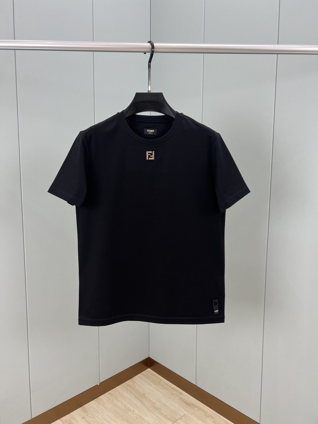 Fendi.芬迪 春夏新品正面领口饰有金属FF徽标圆领短袖T恤，正面颈下饰有金属FF图标，彰显品牌的独有