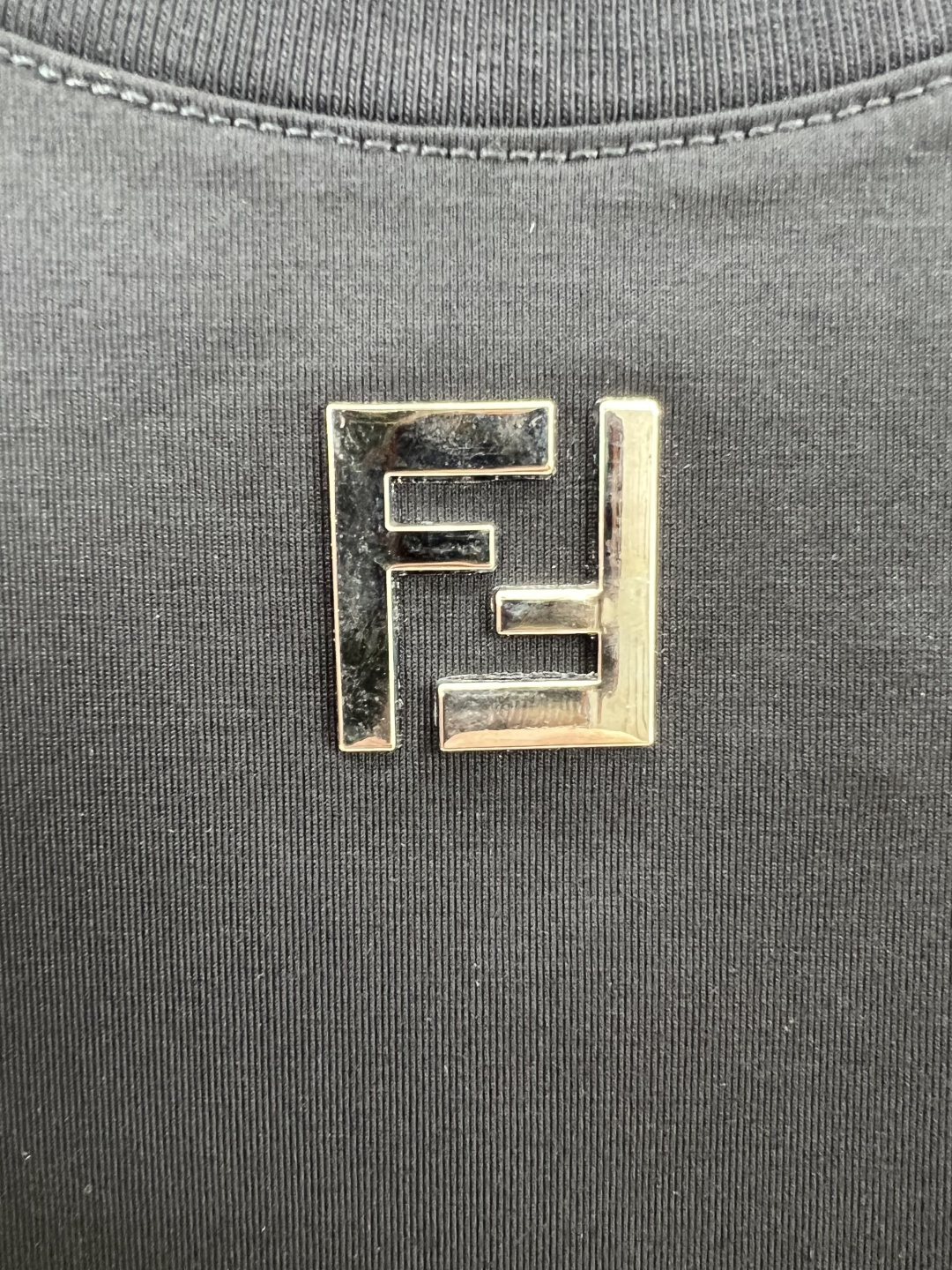 Fendi.芬迪 春夏新品正面领口饰有金属FF徽标圆领短袖T恤，正面颈下饰有金属FF图标，彰显品牌的独有