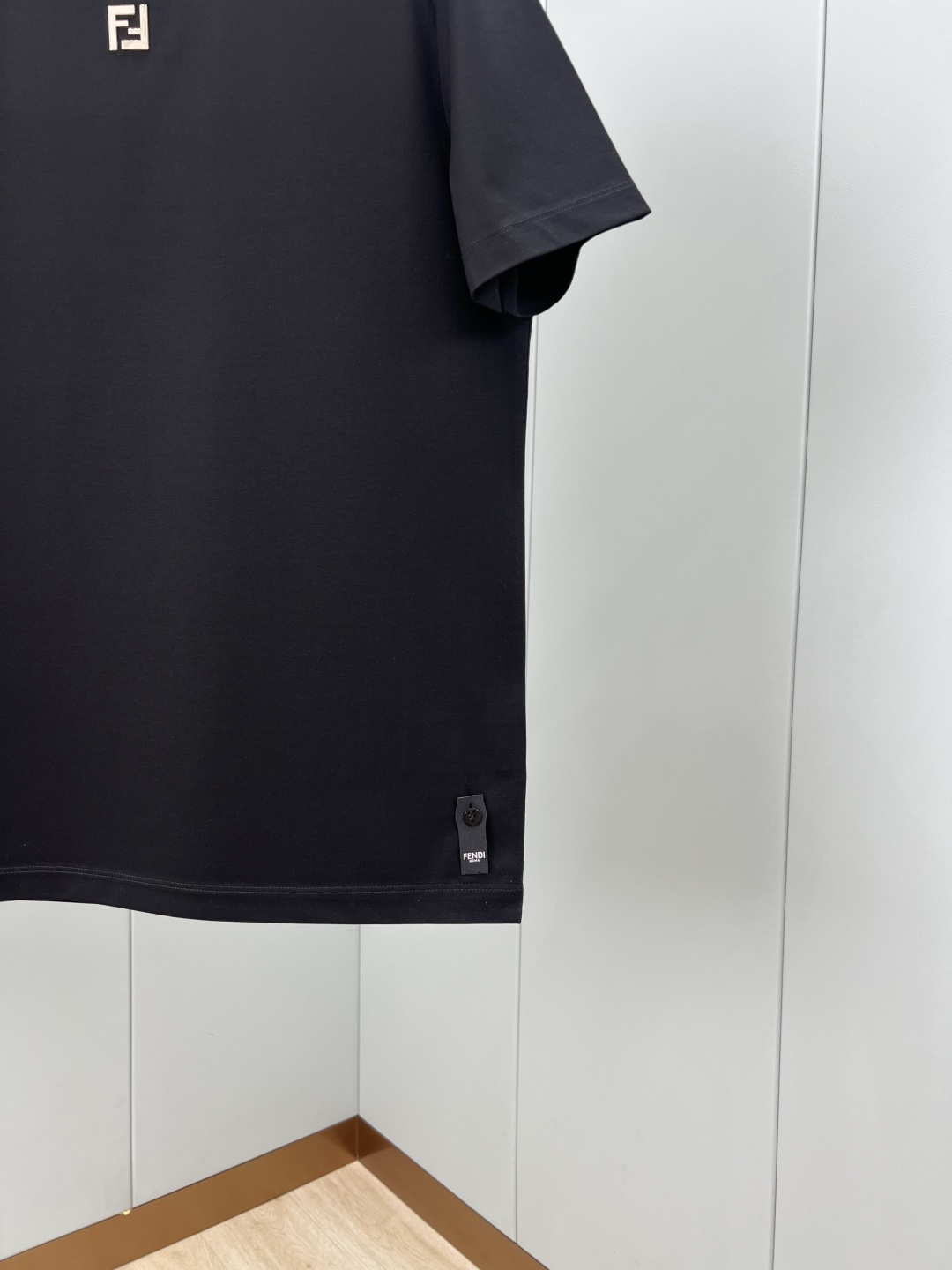 Fendi.芬迪 春夏新品正面领口饰有金属FF徽标圆领短袖T恤，正面颈下饰有金属FF图标，彰显品牌的独有