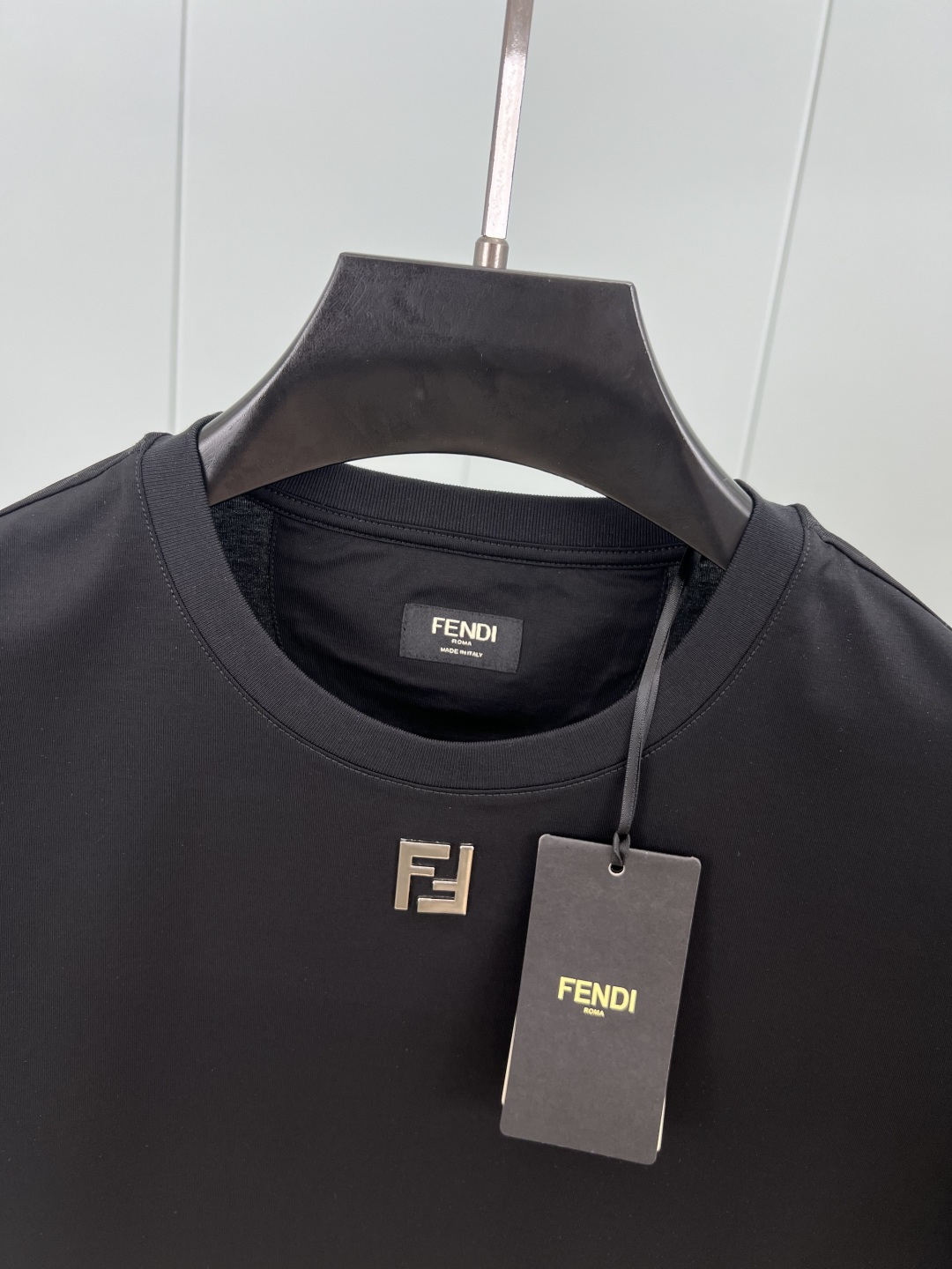 Fendi.芬迪 春夏新品正面领口饰有金属FF徽标圆领短袖T恤，正面颈下饰有金属FF图标，彰显品牌的独有