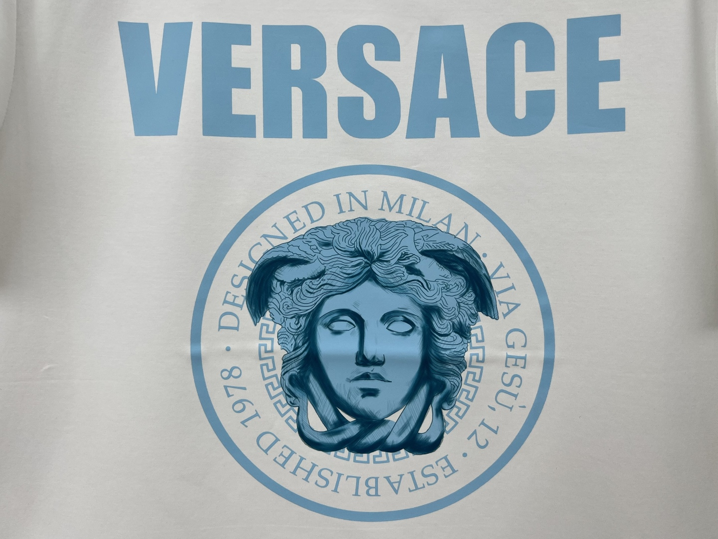 Versace 25夏季新品男士饰有Medusa Rock标识数码印花短袖T恤，正面饰有Medusa R