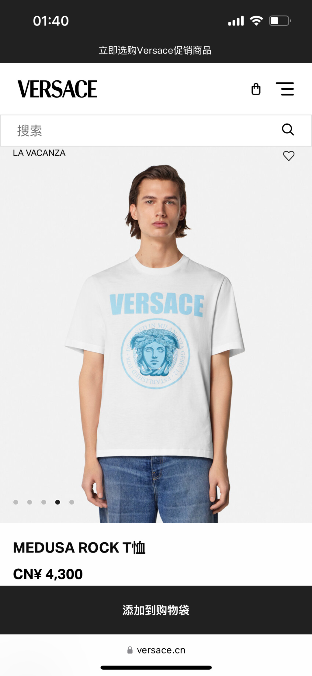 Versace 25夏季新品男士饰有Medusa Rock标识数码印花短袖T恤，正面饰有Medusa R