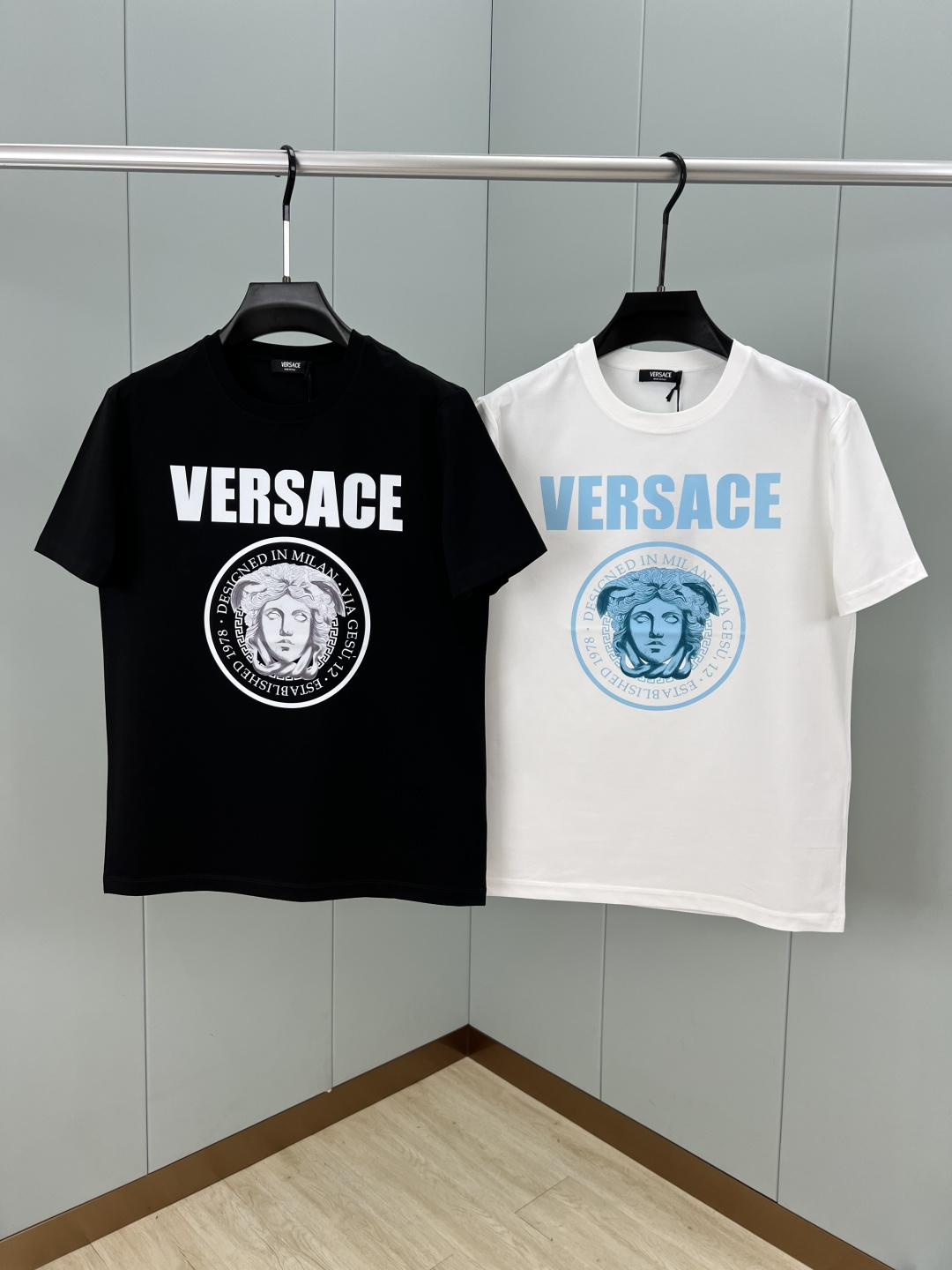 Versace 25夏季新品男士饰有Medusa Rock标识数码印花短袖T恤，正面饰有Medusa R