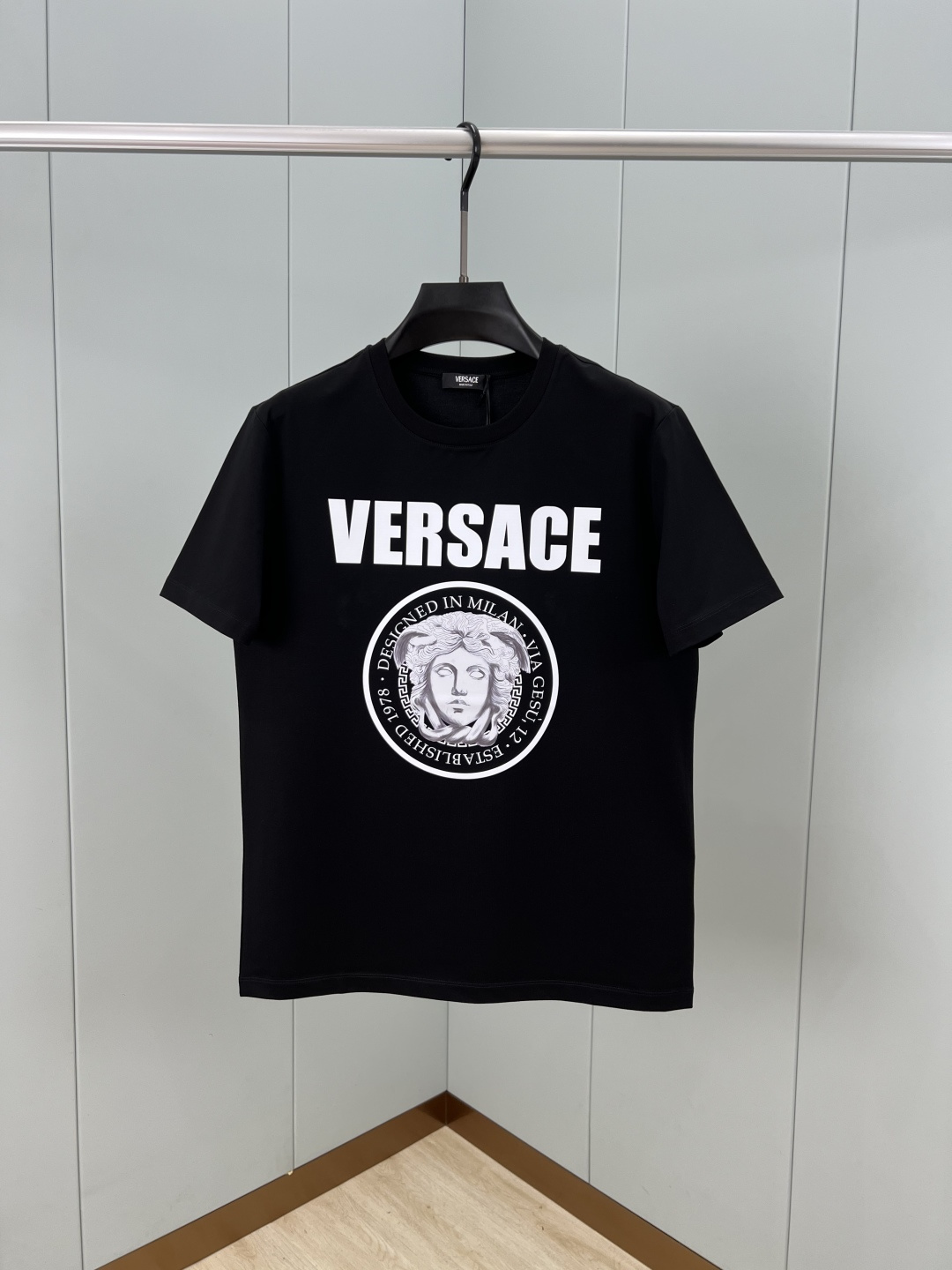 Versace 25夏季新品男士饰有Medusa Rock标识数码印花短袖T恤，正面饰有Medusa R