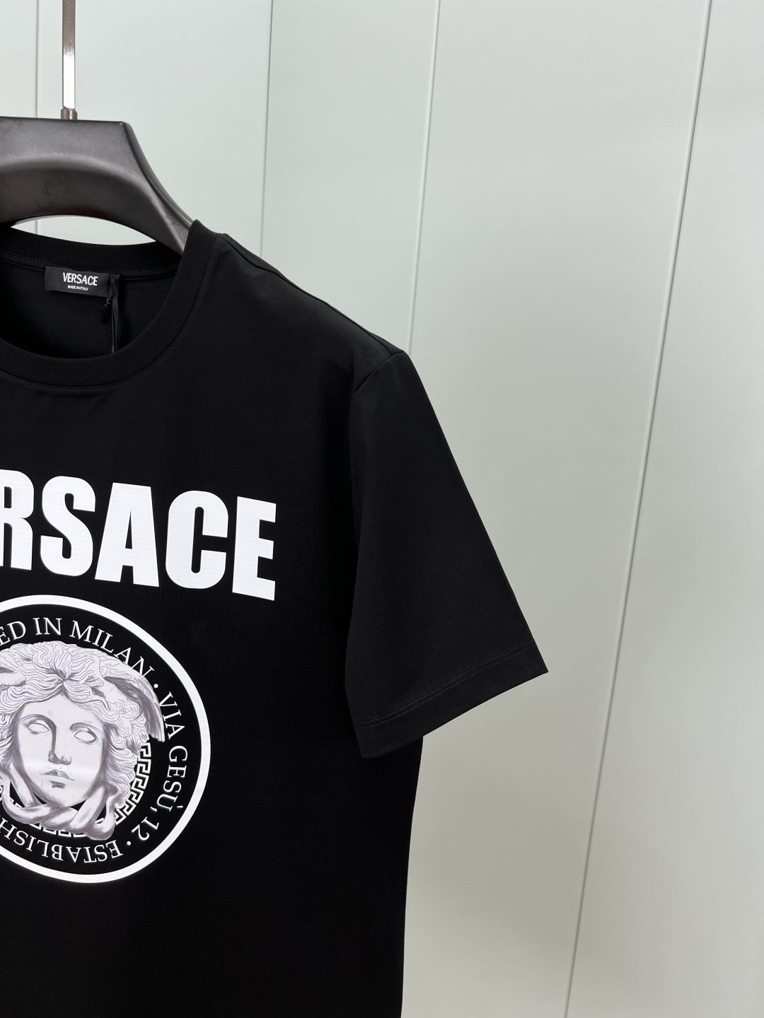Versace 25夏季新品男士饰有Medusa Rock标识数码印花短袖T恤，正面饰有Medusa R