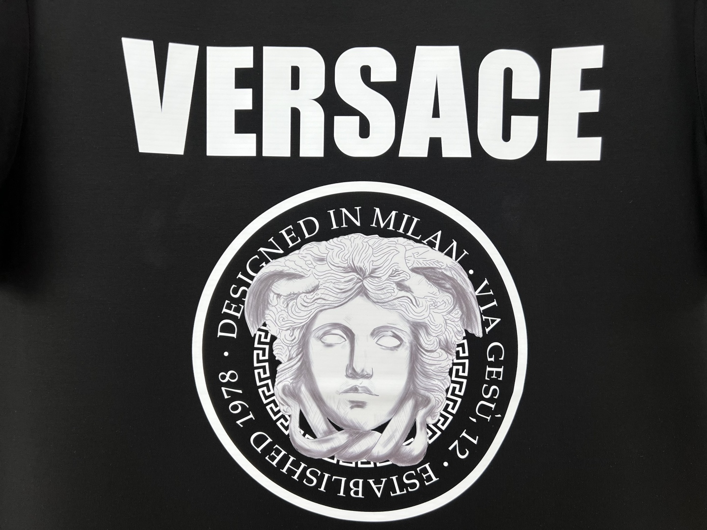 Versace 25夏季新品男士饰有Medusa Rock标识数码印花短袖T恤，正面饰有Medusa R