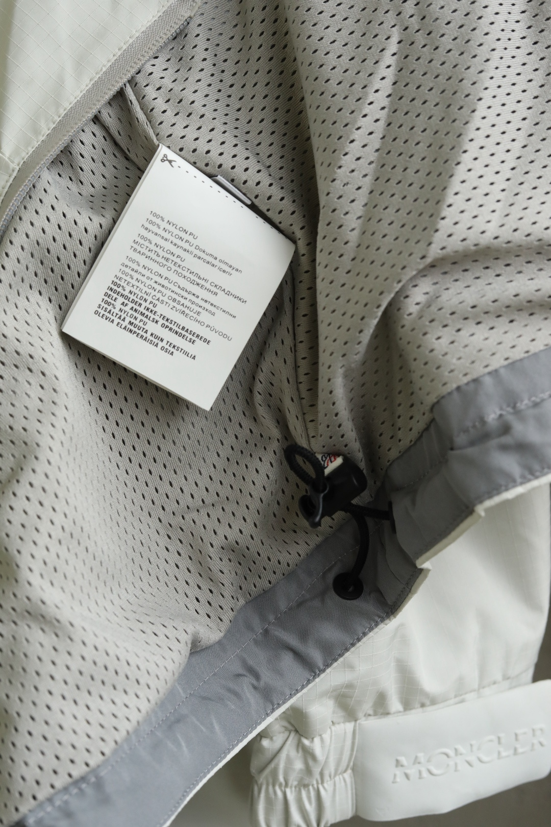 Mo*ncler 蒙口 25年秋季新款夹克定制面料采用格纹面布，整体视觉效果非常突出，穿着柔软舒适颜色：