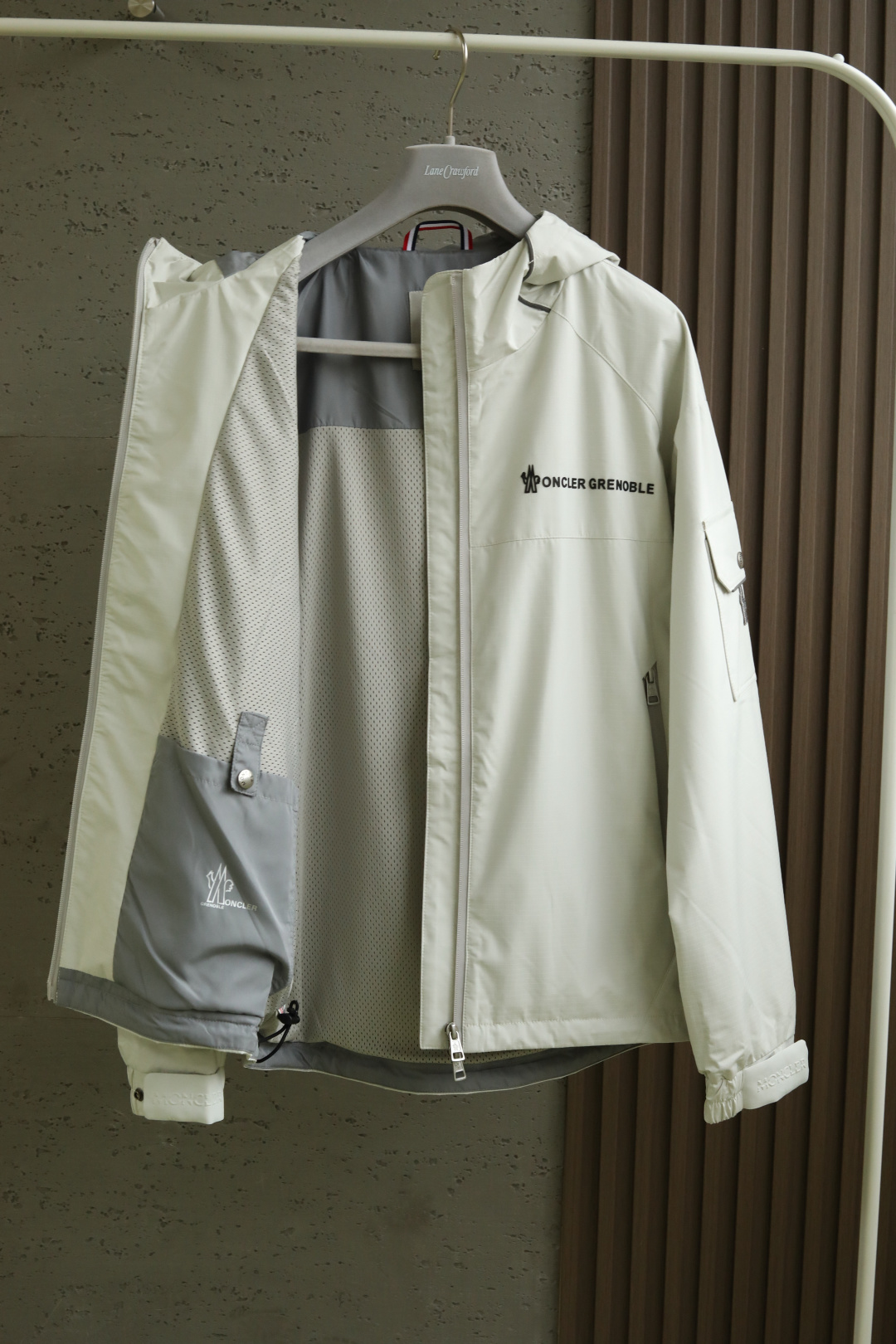 Mo*ncler 蒙口 25年秋季新款夹克定制面料采用格纹面布，整体视觉效果非常突出，穿着柔软舒适颜色：