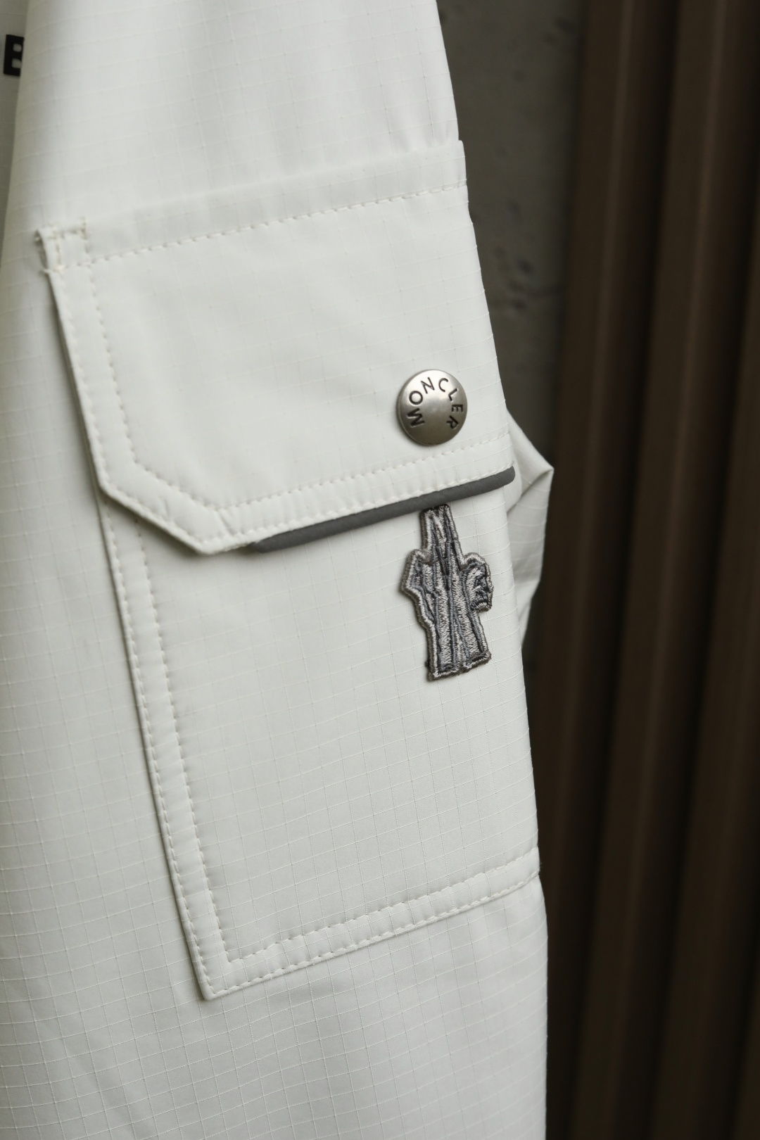 Mo*ncler 蒙口 25年秋季新款夹克定制面料采用格纹面布，整体视觉效果非常突出，穿着柔软舒适颜色：