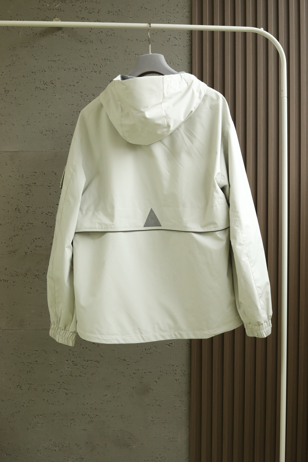 Mo*ncler 蒙口 25年秋季新款夹克定制面料采用格纹面布，整体视觉效果非常突出，穿着柔软舒适颜色：