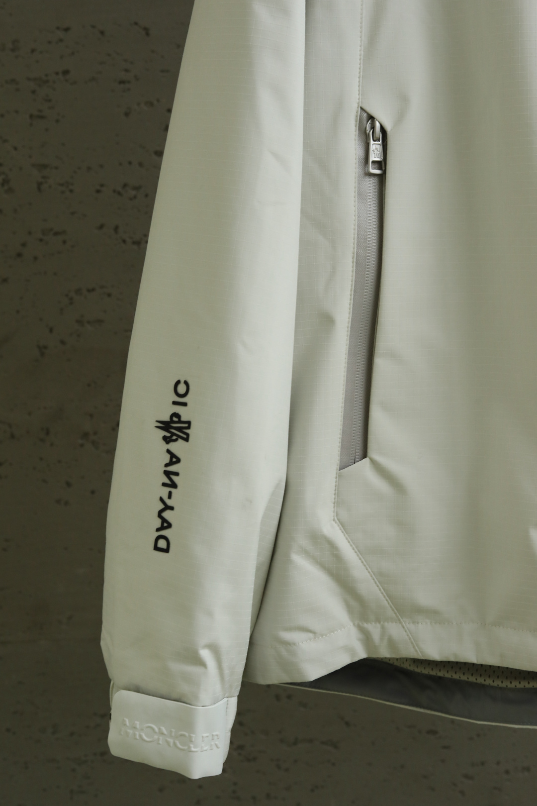 Mo*ncler 蒙口 25年秋季新款夹克定制面料采用格纹面布，整体视觉效果非常突出，穿着柔软舒适颜色：