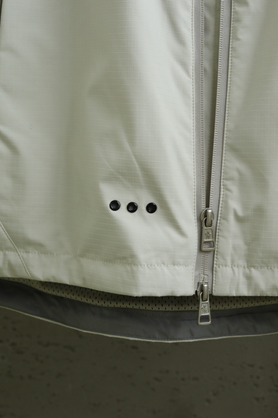 Mo*ncler 蒙口 25年秋季新款夹克定制面料采用格纹面布，整体视觉效果非常突出，穿着柔软舒适颜色：